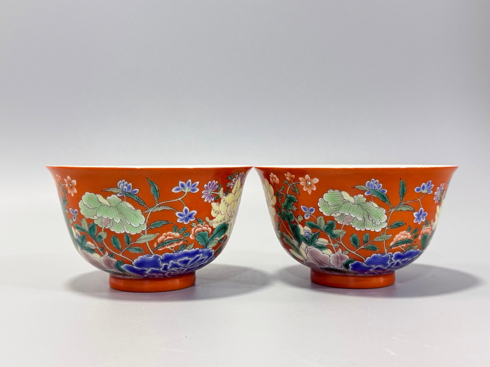 A Pair of Exquisite Iron-Red Famille-Rose Flower Pattern Cups: A Pair of Exquisite Iron-Red Famille-Rose Flower Pattern Cups,Qing Dynasty,China,Kangxi Four-character Mark,Size:2.6inx4.3in 一对矾红粉彩花卉纹