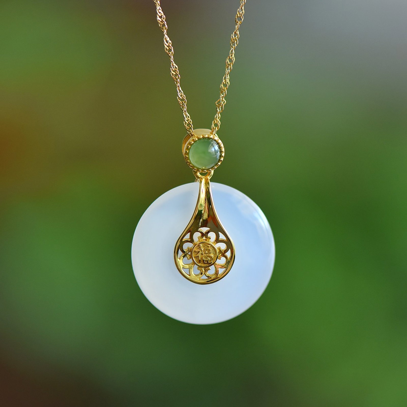 An Exquisite Sterling Silver-Gold Plated Inlaid Agate Pendant: An Exquisite Sterling Silver-Gold Plated Inlaid Agate Pendant,Size:1inx1in 寓意:幸福平安 纯银镀金镶玛瑙吊坠