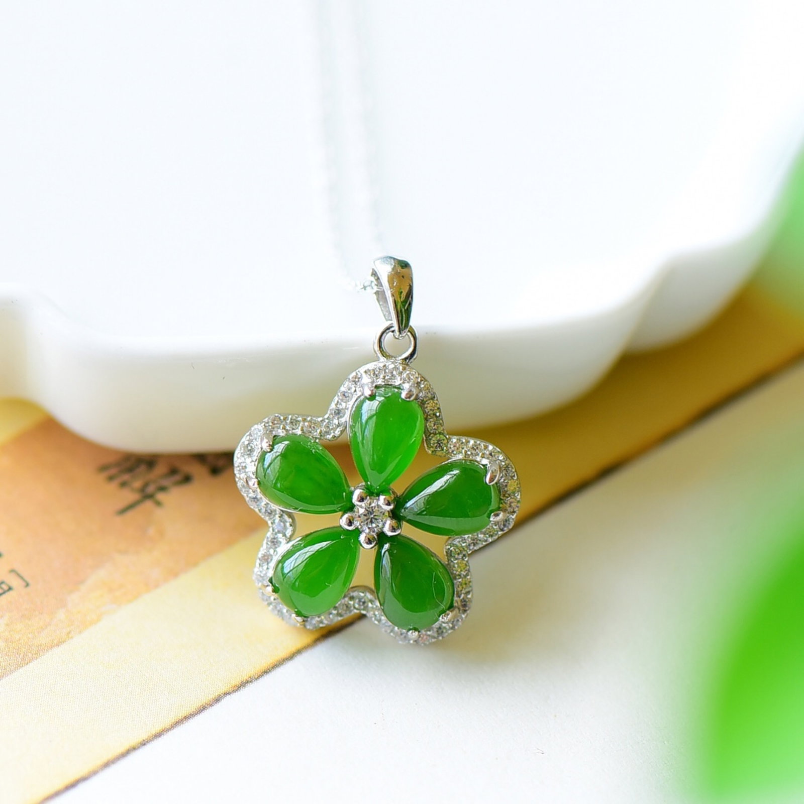An Exquisite Sterling Silver Inlaid Jasper Necklace,Inlaid Diamond: An Exquisite Sterling Silver Inlaid Jasper Necklace,Inlaid Diamond,Size:0.8inx1in 纯银镶碧玉项链,嵌钻石