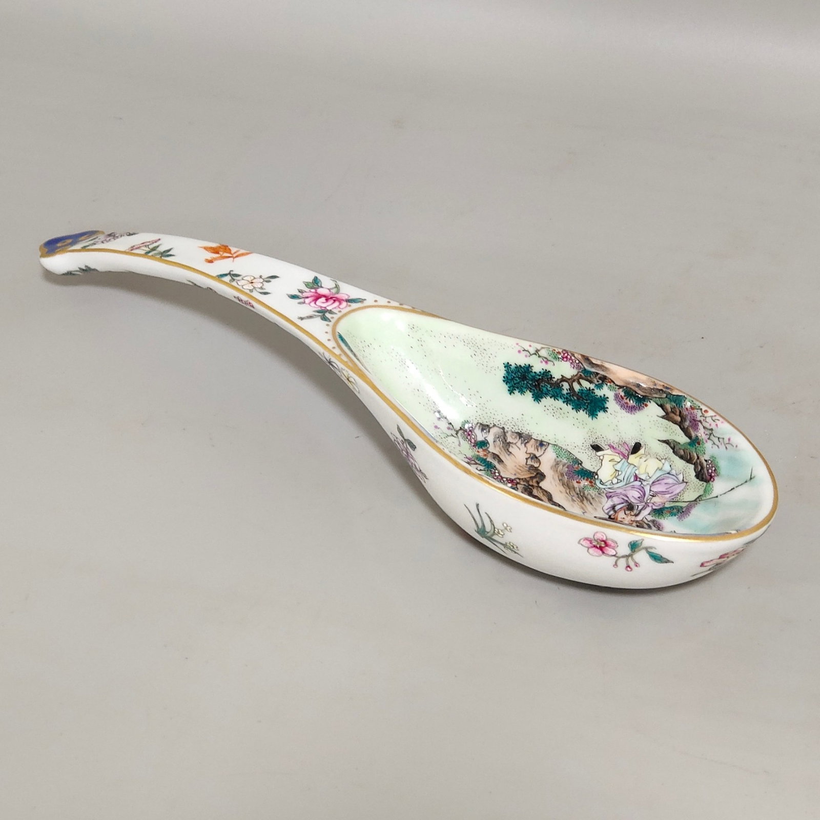 An Exquisite Famille-Rose Painted Gold Character and Story Pattern Spoon: An Exquisite Famille-Rose Painted Gold Character and Story Pattern Spoon,Qing Dynasty,China,With Mark,Size:7.5inx2in