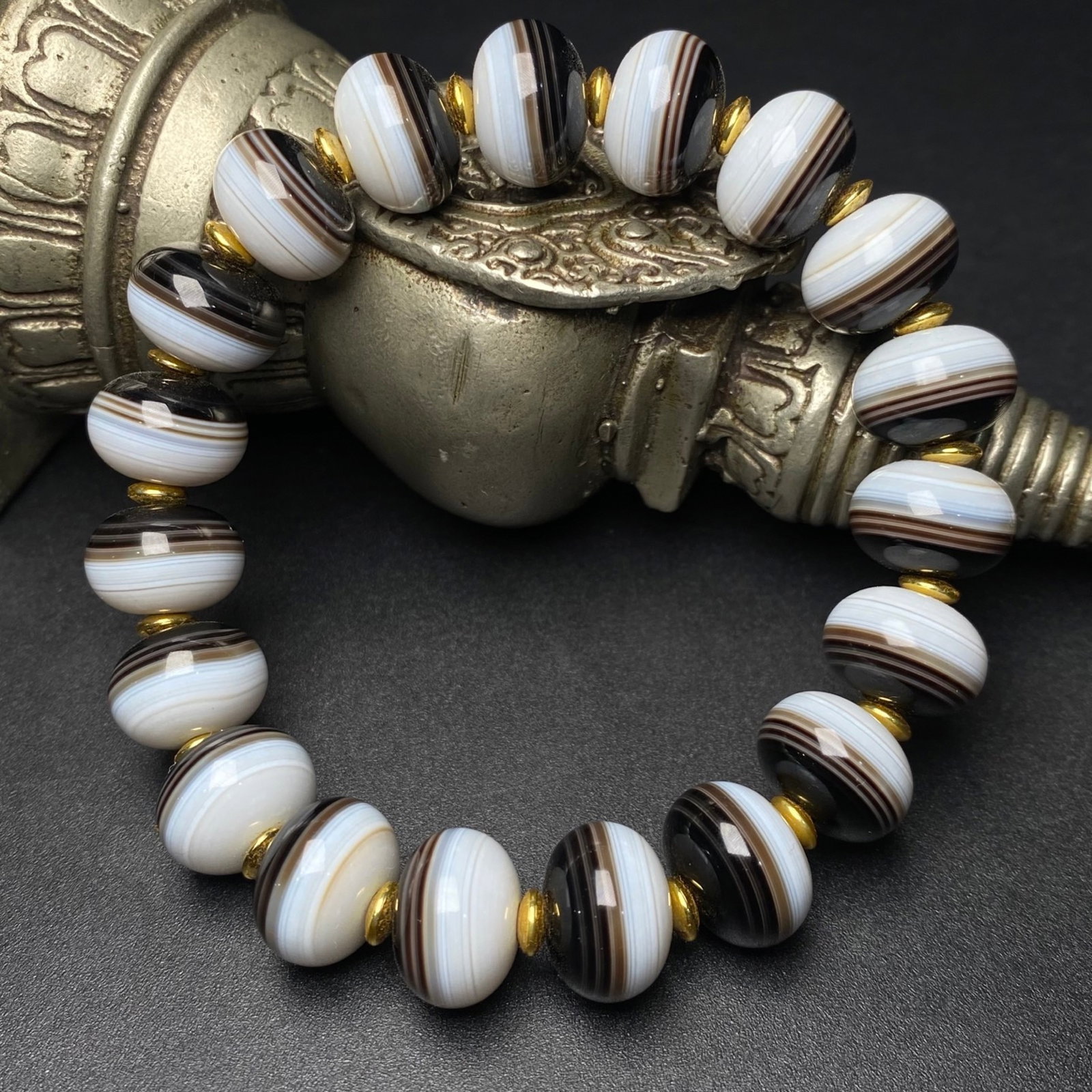 An Exquisite Agate Bracelet: An Exquisite Agate Bracelet,Size:0.5inx0.4in*19 玛瑙手串