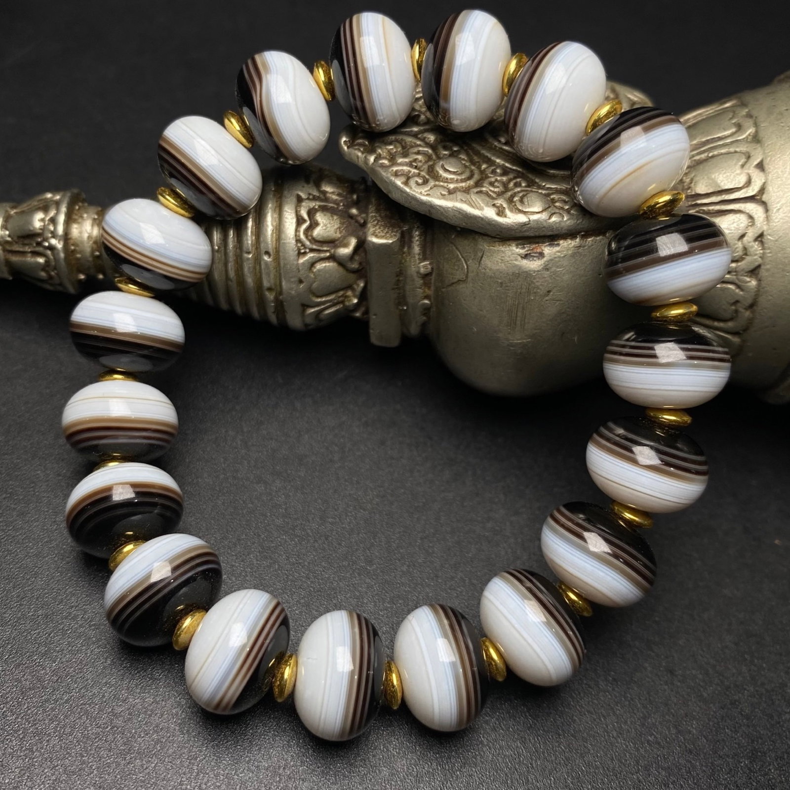 An Exquisite Agate Bracelet - 5