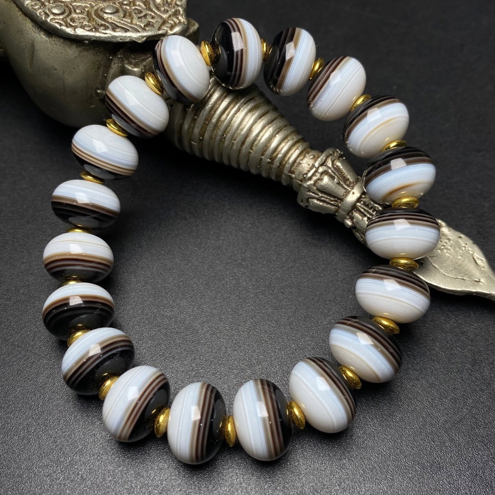 An Exquisite Agate Bracelet - 6