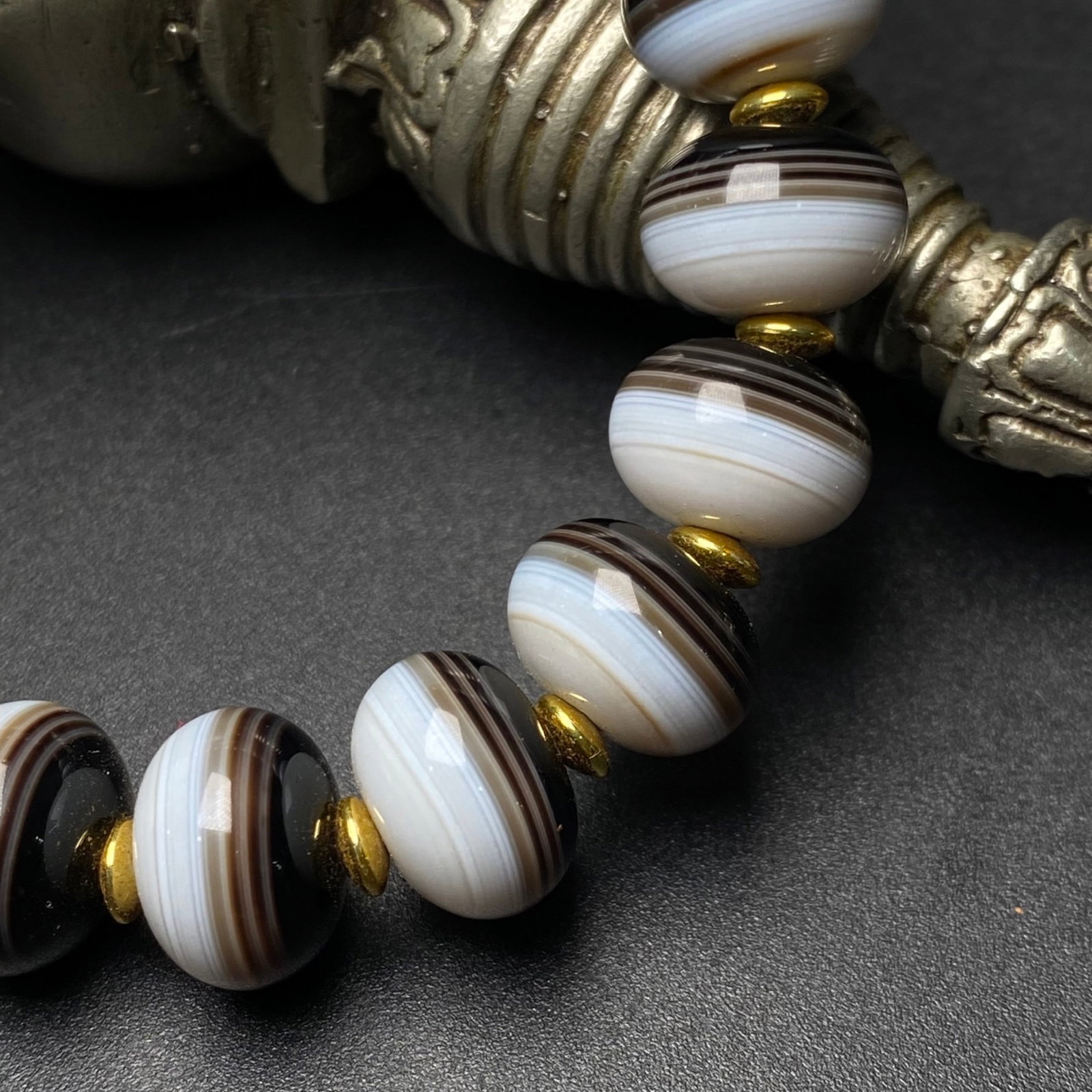 An Exquisite Agate Bracelet - 8