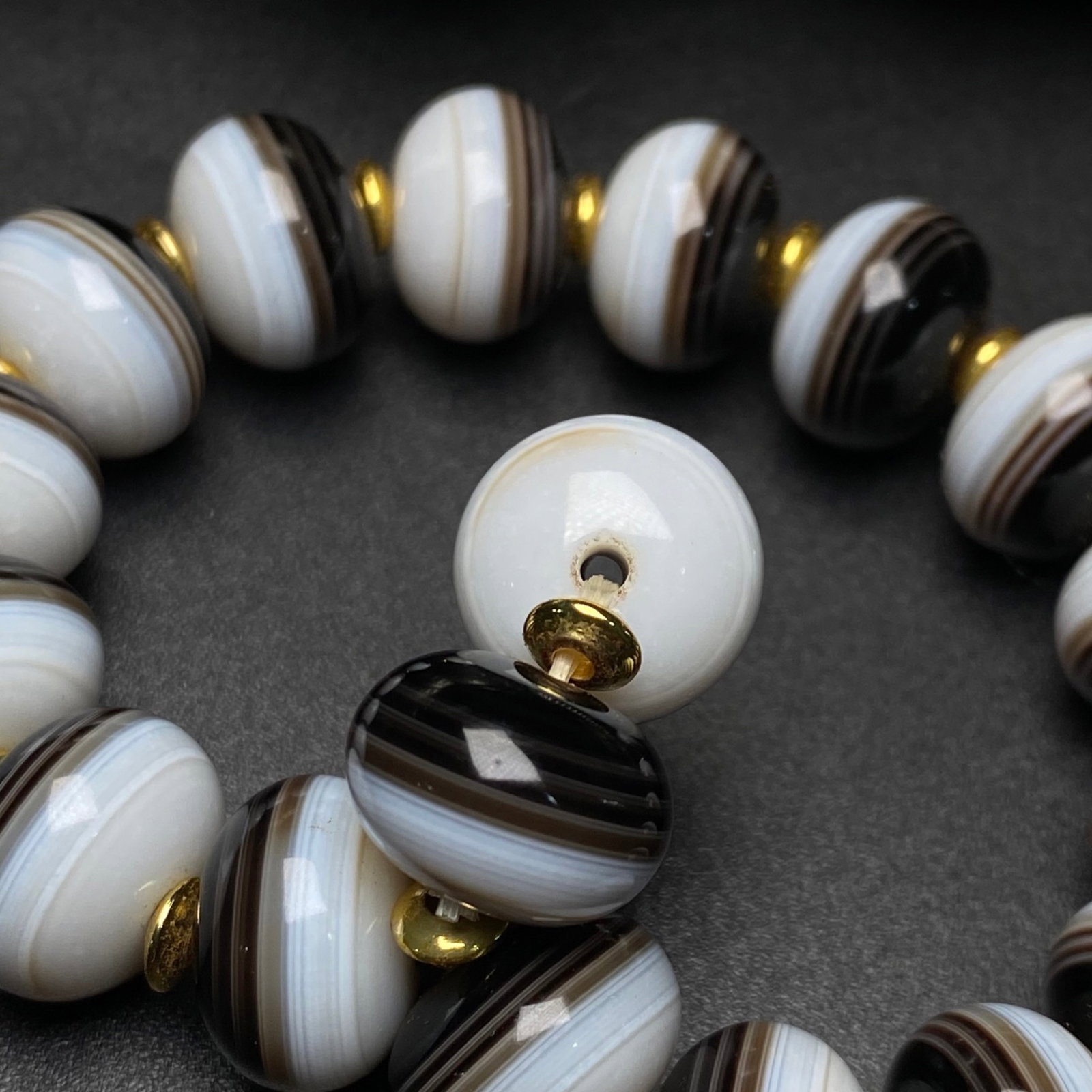 An Exquisite Agate Bracelet - 9