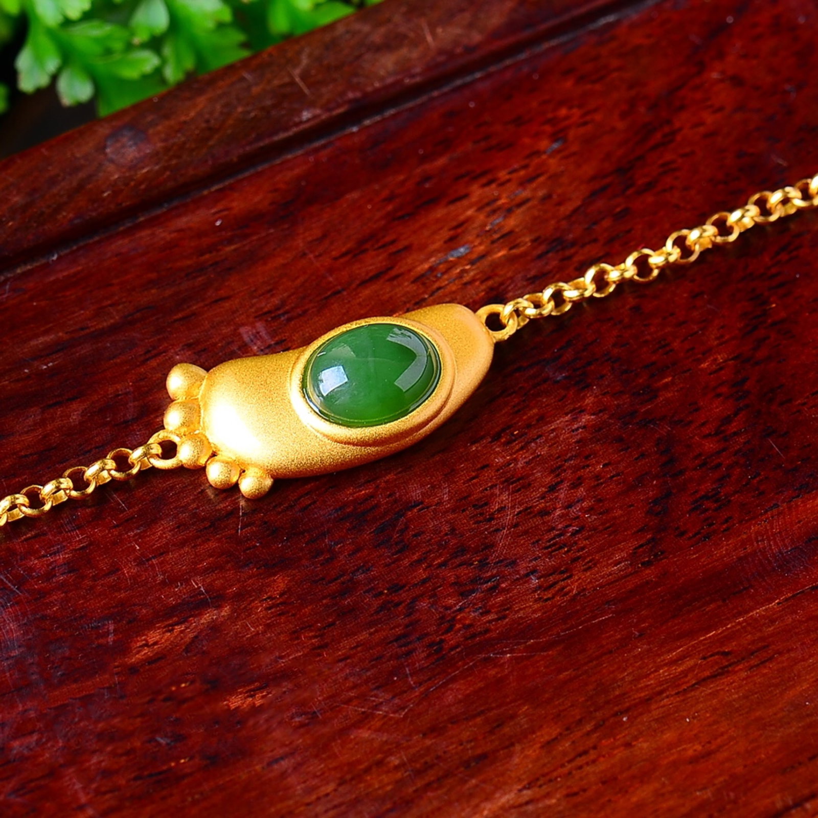 An Exquisite Sterling Silver-Gold Plated Inlaid Jasper Bracelet: An Exquisite Sterling Silver-Gold Plated Inlaid Jasper Bracelet,Size:0.2inx0.3in 纯银镀金镶碧玉手链