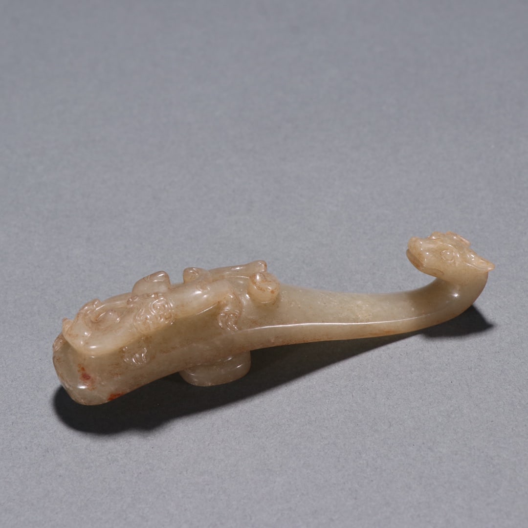 An Exquisite Gaogu Jade Chi-Dragon Pattern Hook: An Exquisite Gaogu Jade Chi-Dragon Pattern Hook,Qing Dynasty, China,Size:1inx3.9in ,Weight:58.8g 高古玉螭龙纹带钩,中国清代