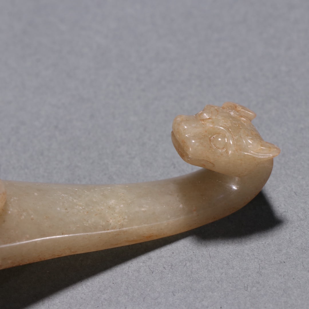 An Exquisite Gaogu Jade Chi-Dragon Pattern Hook - 2