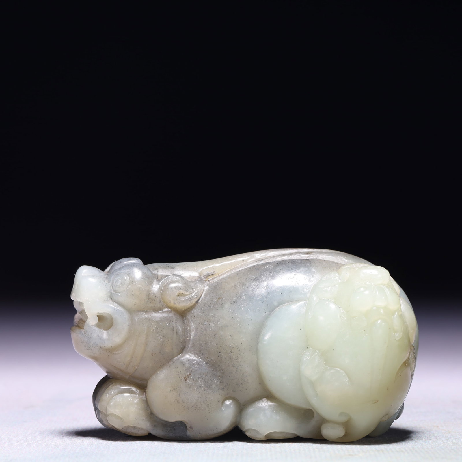 An Exquisite White Jade Unicorn Ornament: An Exquisite White Jade Unicorn Ornament,Qing Dynasty,China,Size:3.1inx1.2inx1.6in,Weight:258.6g 白玉独角兽摆件,中国清代