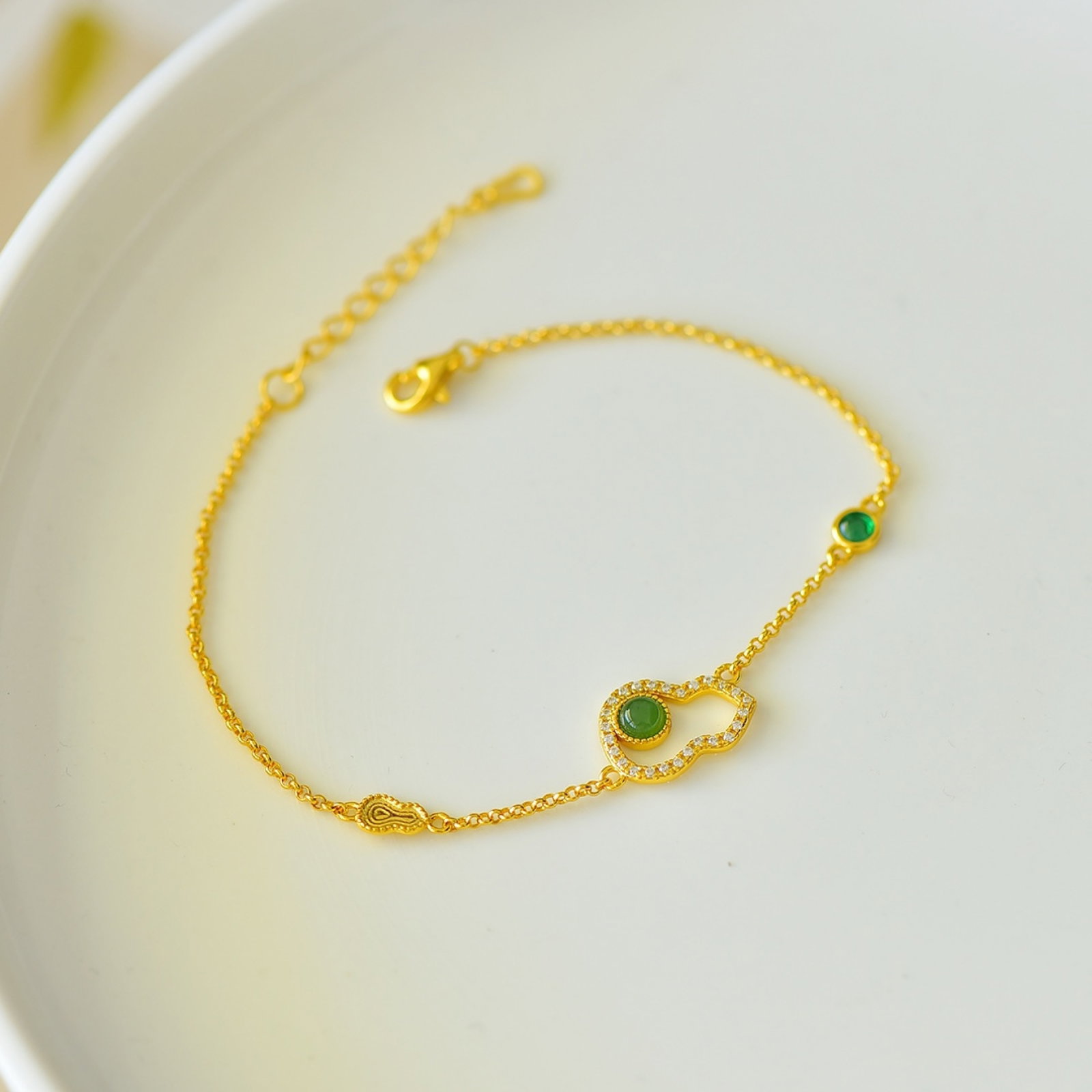 An Exquisite Sterling Silver-Gold Plated Inlaid Jasper Bracelet,Inlaid Diamond: An Exquisite Sterling Silver-Gold Plated Inlaid Jasper Bracelet,Inlaid Diamond,Size:0.3inx0.4in 纯银镀金镶碧玉手链,嵌钻石