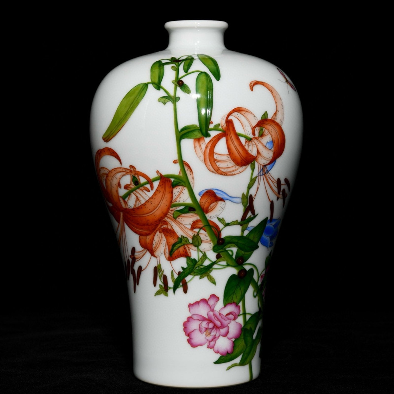 An Exquisite Enamel Flower Pattern Vase,with poem: An Exquisite Enamel Flower Pattern Vase,with poem,Qing Dynasty,China,Yongzheng Six-character Mark,Size:7.9inx4.7in