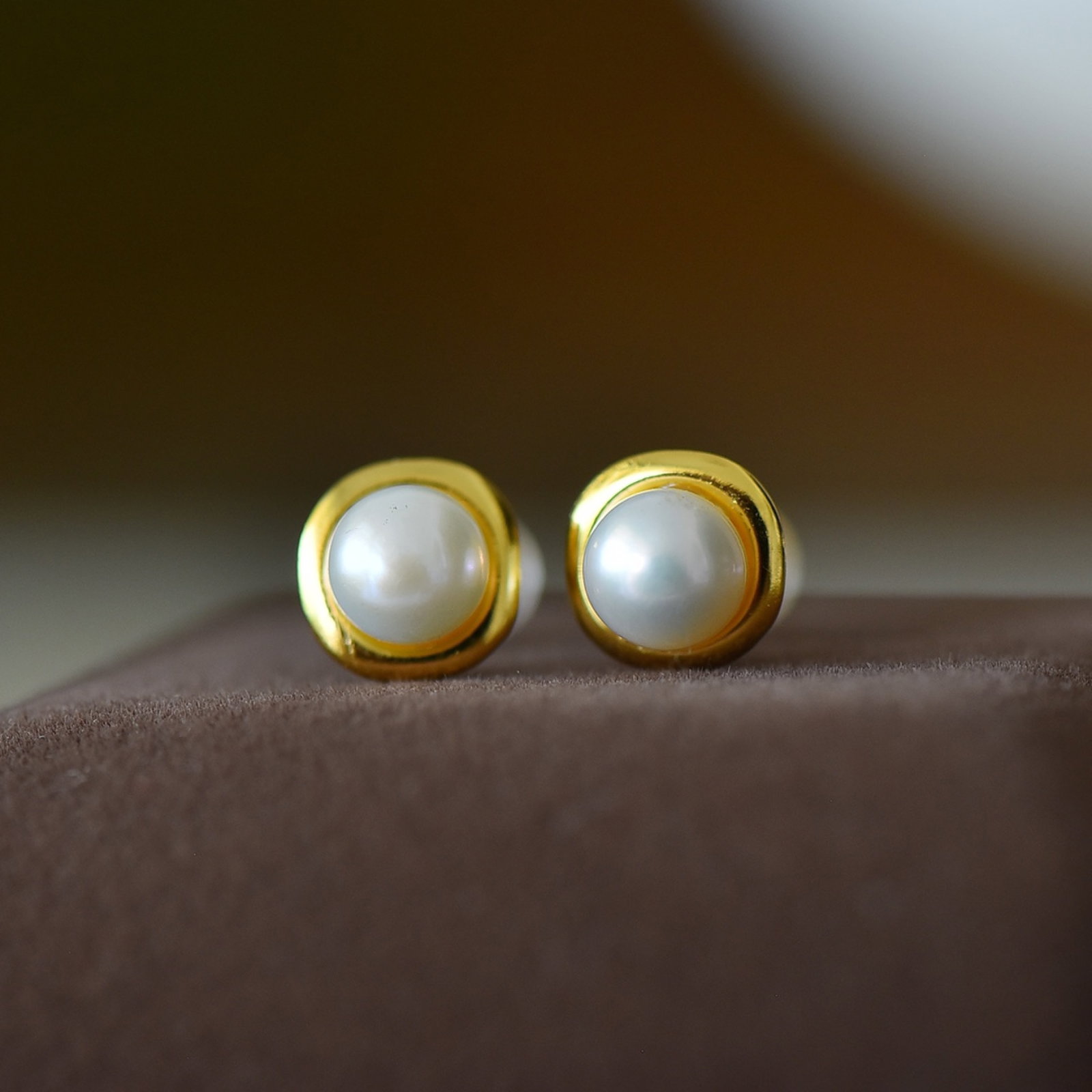 A Pair of Exquisite Sterling Silver-Gold Plated Inlaid Pearl Earrings: A Pair of Exquisite Sterling Silver-Gold Plated Inlaid Pearl Earrings,Size:0.2inx0.2in 一对纯银镀金镶珍珠耳环
