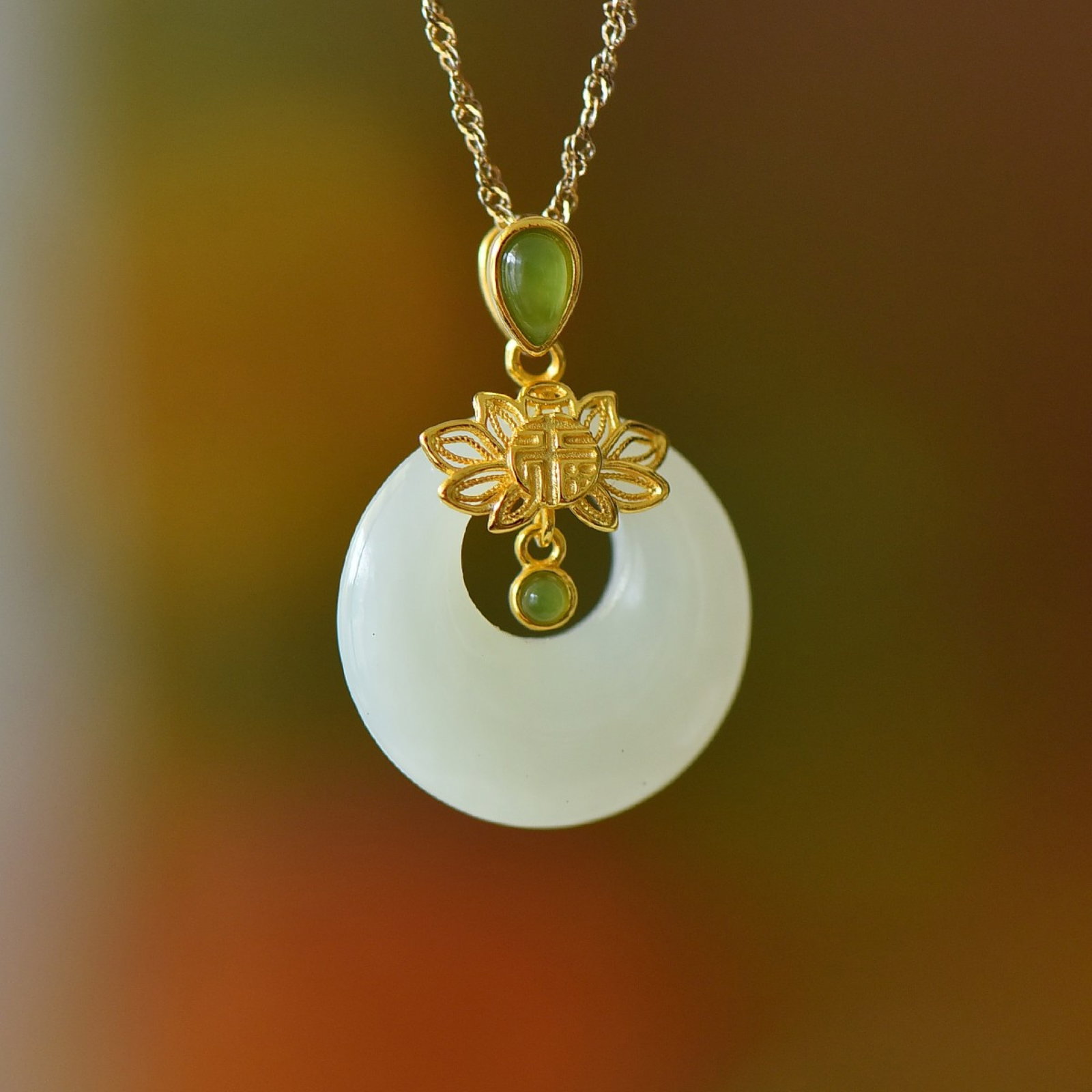 An Exquisite Sterling Silver Inlaid White Jade Flower Pattern Necklace: An Exquisite Sterling Silver Inlaid White Jade Flower Pattern Necklace,Size:0.8inx0.8in 纯银镶白玉花卉纹项链