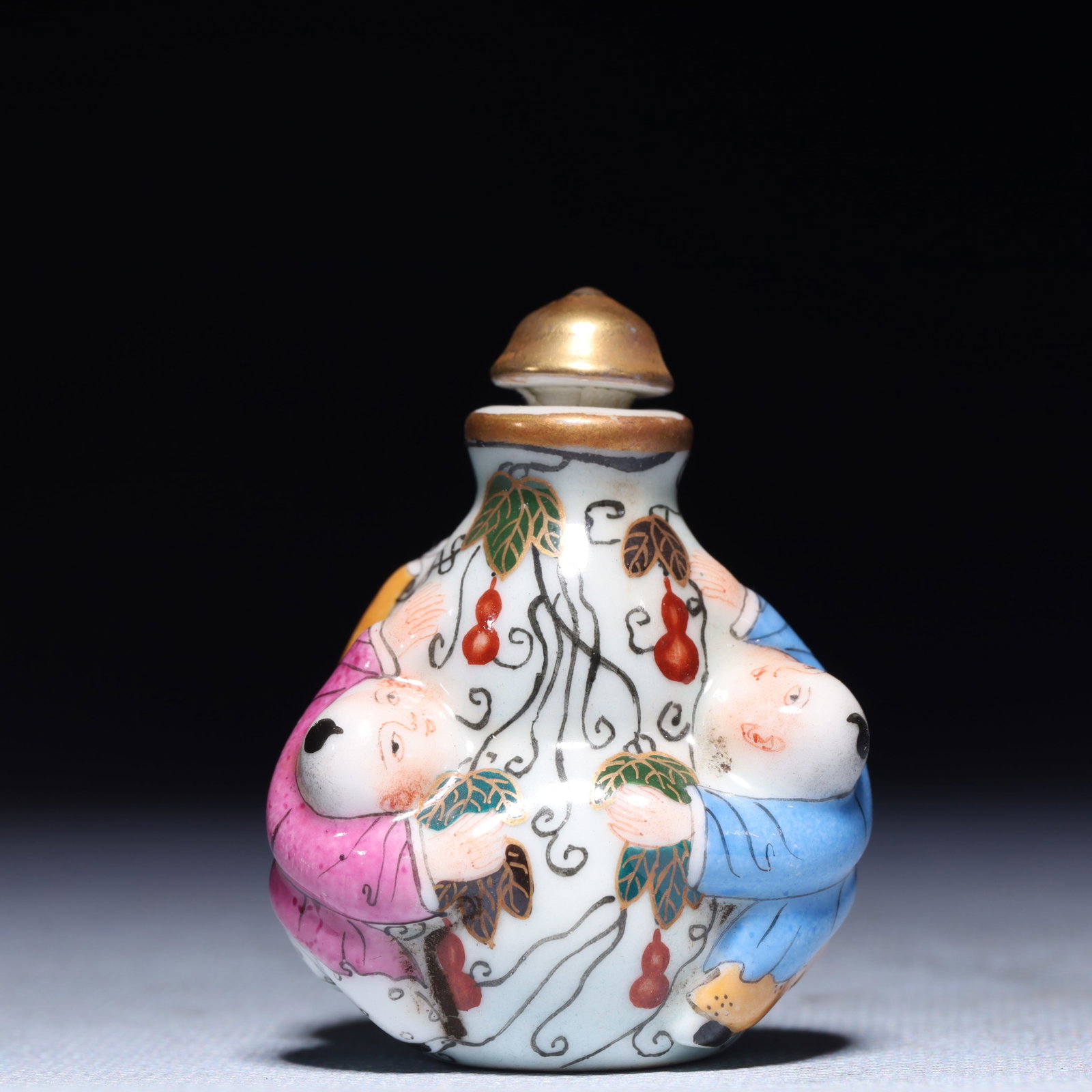 An Exquisite Famille-Rose Figure Pattern Snuff Bottle: An Exquisite Famille-Rose Figure Pattern Snuff Bottle,Qing Dynasty,China,Qianlong Four-character Mark,Size:1.6inx1.4inx2.2in,Weight:40.9g 粉彩人物纹鼻烟ࣥ