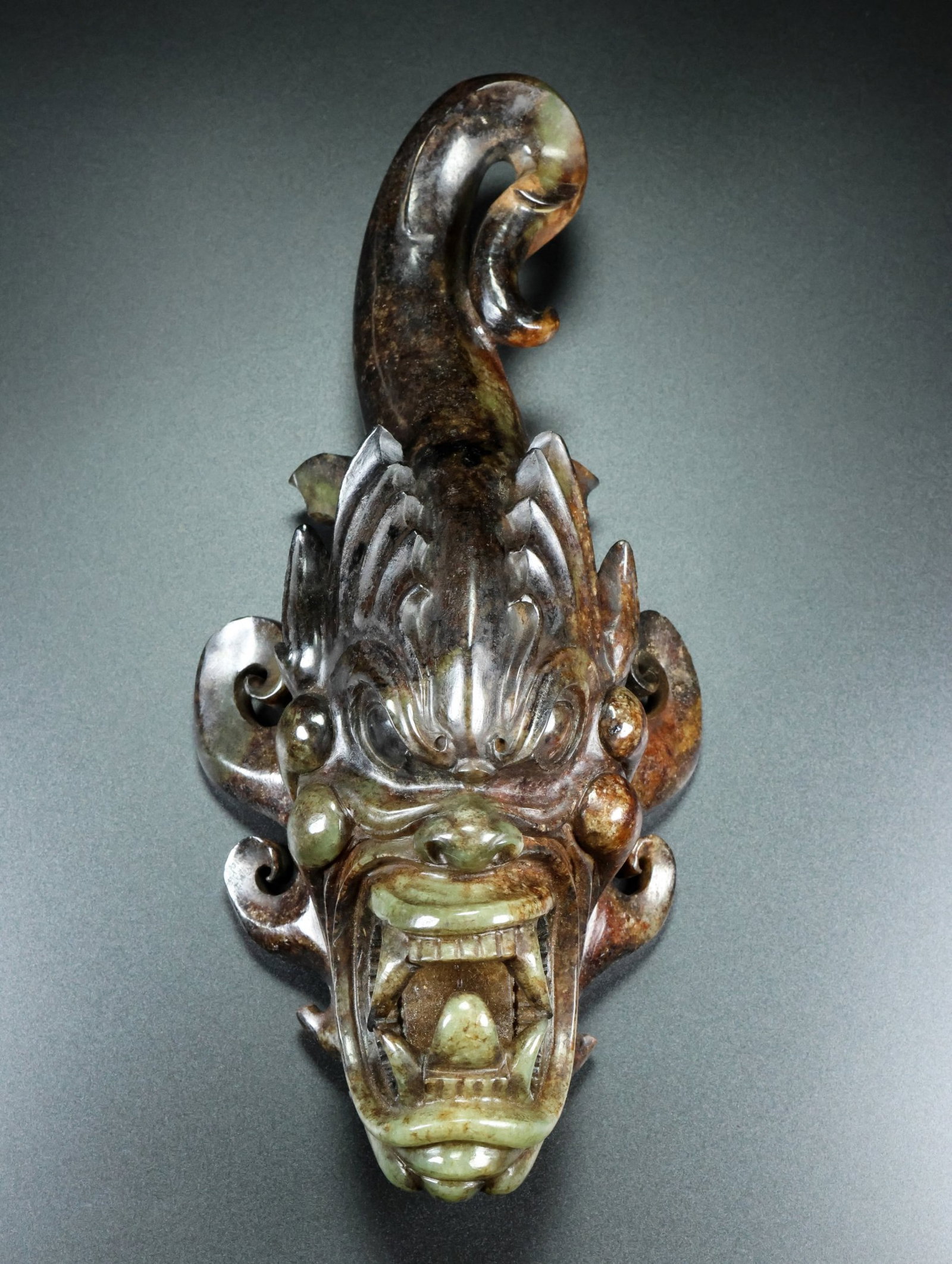 An Exquisite Archaic Jade Dragon??s Head Ornament: An Exquisite Archaic Jade Dragon‘s Head Ornament,Ancient Time,China,Size:2.8inx4.7inx9.1in,Weight:1053g 高古玉龙头摆件,中国远古&
