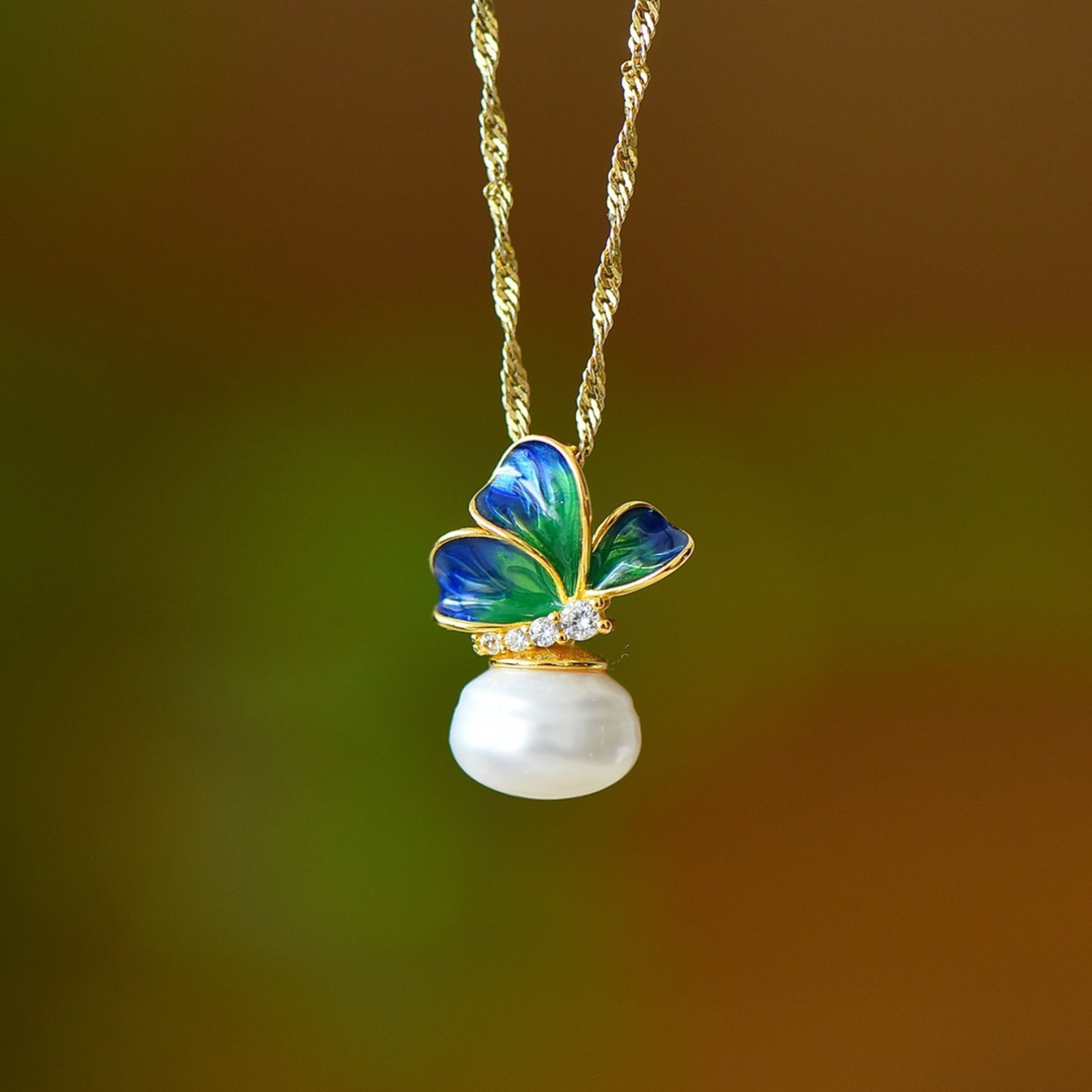 An Exquisite Sterling Silver-Gold Plated Inlaid Pearl Enamel Necklace,Inlaid Diamond: An Exquisite Sterling Silver-Gold Plated Inlaid Pearl Enamel Necklace,Inlaid Diamond,Size:0.4inx0.4in 纯银镀金镶珍珠珐琅项链,嵌&