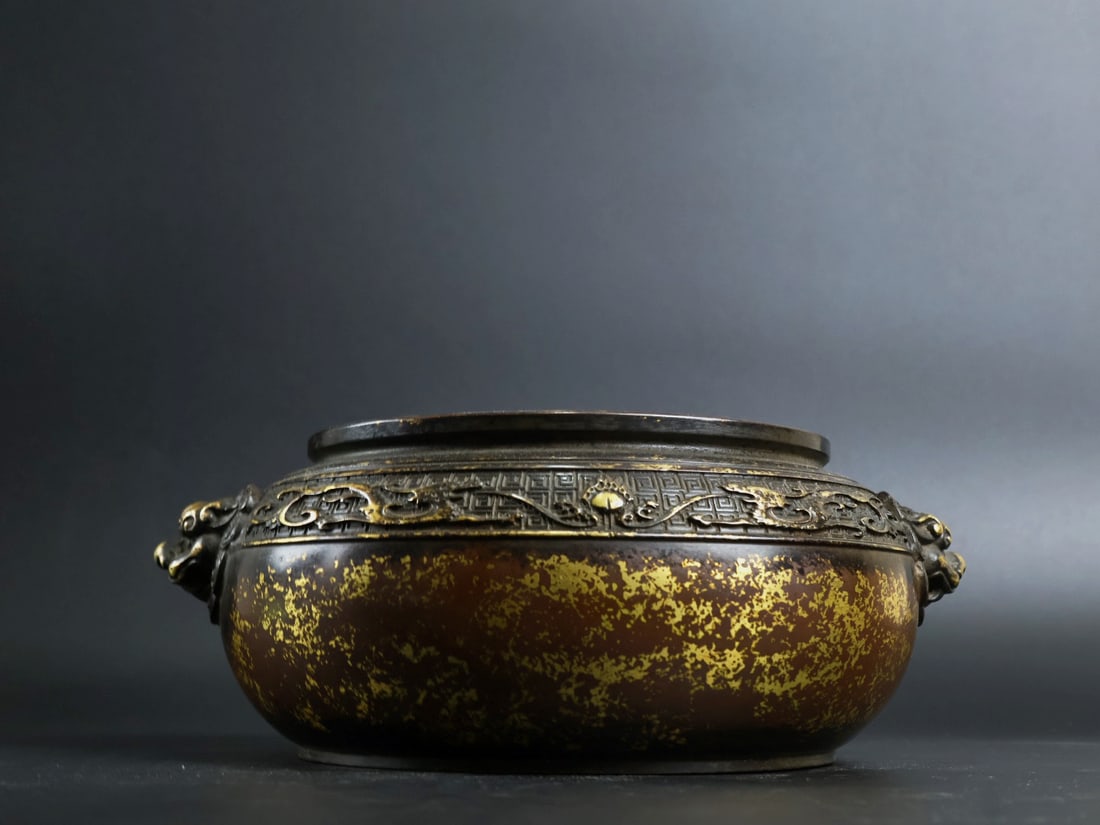 An Exquisite Gilt Bronze Dragon Pattern Beast-Ears Censer: An Exquisite Gilt Bronze Dragon Pattern Beast-Ears Censer,Ming Dynasty, China, Xuande Mark,Size:3.5inx5.7in,Weight:3570g 铜鎏金龙纹兽耳香炉,ߑ