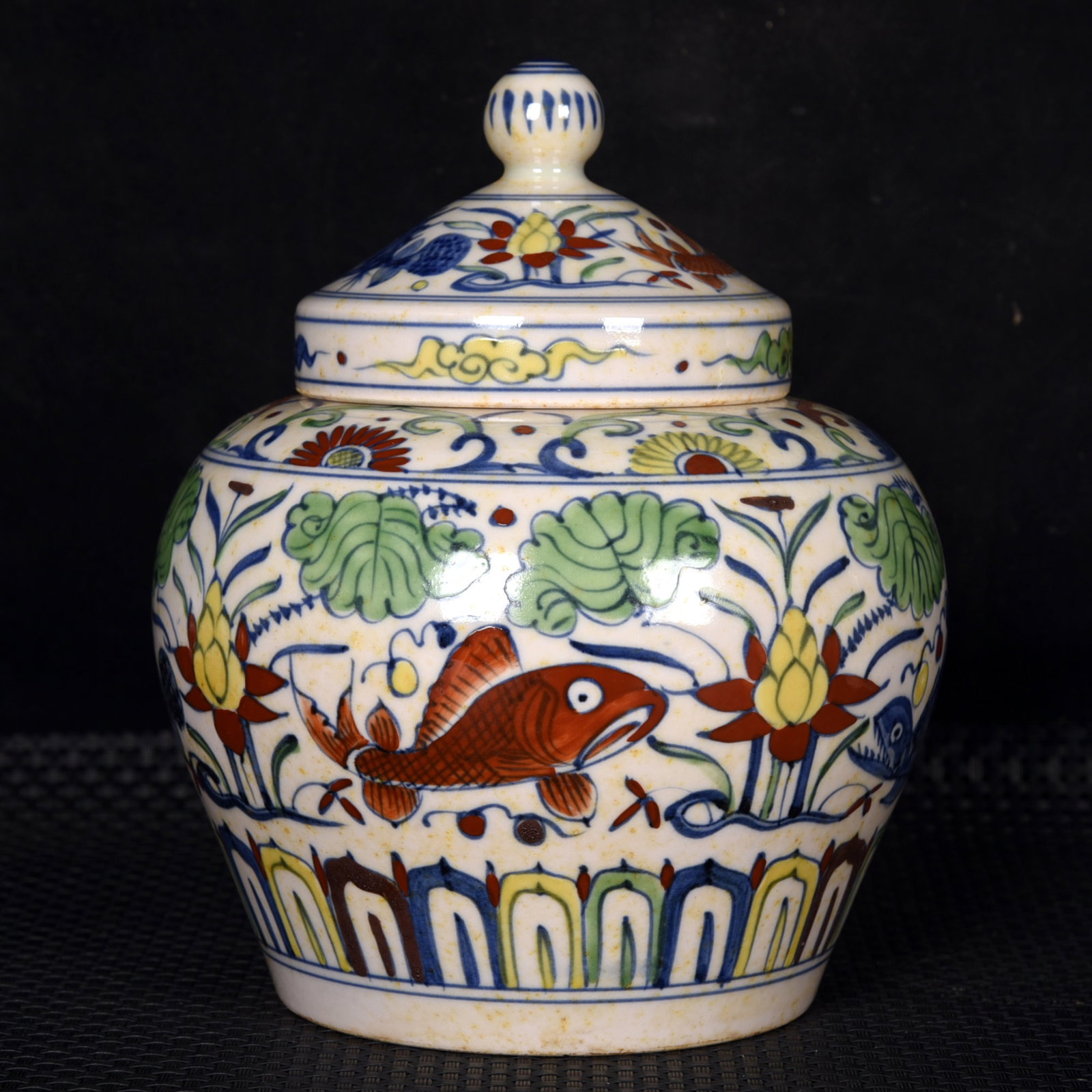 An Exquisite Doucai Hornwort Pattern Jar with Cover: An Exquisite Doucai Hornwort Pattern Jar with Cover,Ming Dynasty,China,Size:6.7inx5.5in 斗彩鱼藻纹盖罐,中国明代