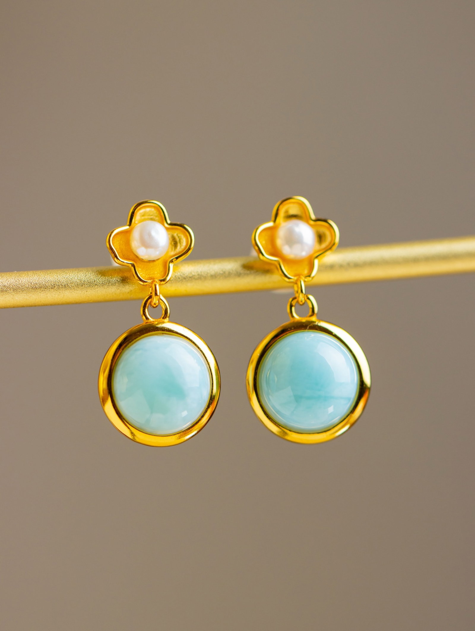 A Pair of Exquisite Sterling Silver-Gold Plated Inlaid Larimar Earrings,Inlaid Pearls: A Pair of Exquisite Sterling Silver-Gold Plated Inlaid Larimar Earrings,Inlaid Pearls 一对纯银镀金镶海纹石耳环,嵌珍&