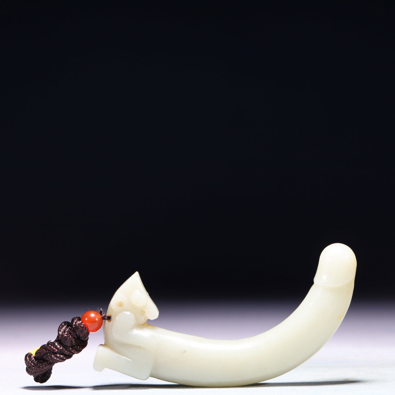 An Exquisite White Jade Beast Pendant: An Exquisite White Jade Beast Pendant,Qing Dynasty,China,Size:4.3inx0.6inx2.8in,Weight:134.4g 白玉兽挂件,中国清代