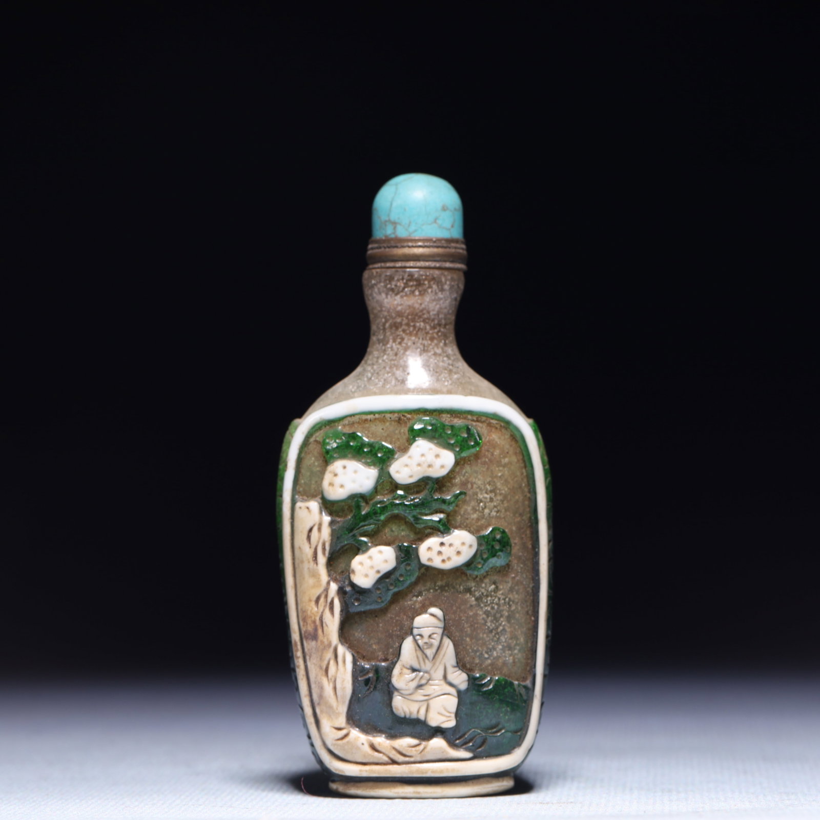 An Exquisite Glass Figure Pattern Snuff Bottle: An Exquisite Glass Figure Pattern Snuff Bottle,Qing Dynasty,China,Size:1.4inx0.8inx3.3in,Weight:61.7g 琉璃人物纹鼻烟壶,中国清代