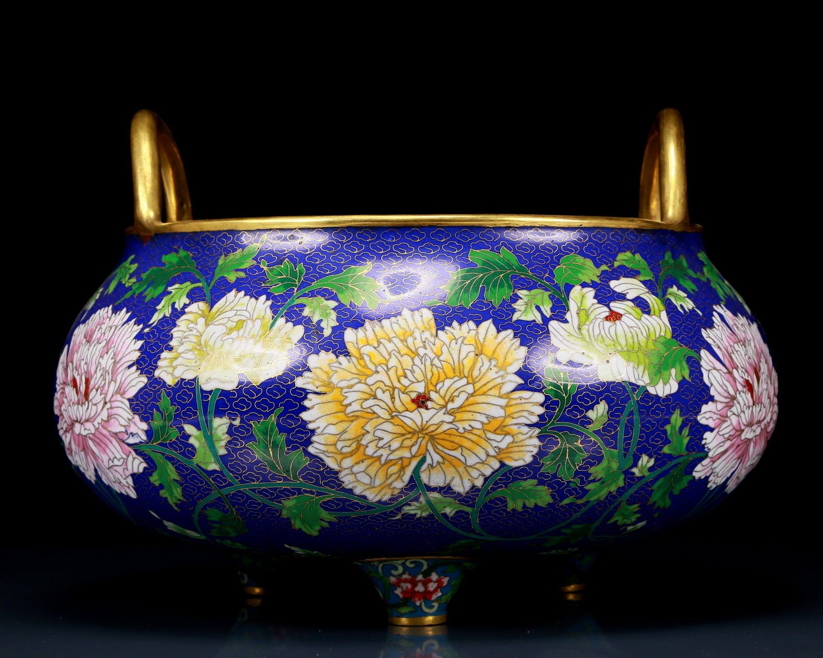 A perfect cloisonn?? floral pattern amphorae with three legs: A perfect cloisonné flower-patterned amphorae with two ears and three legs. The application of filigree technology makes the decoration of this collection more detailed and three-dimensional. Thi