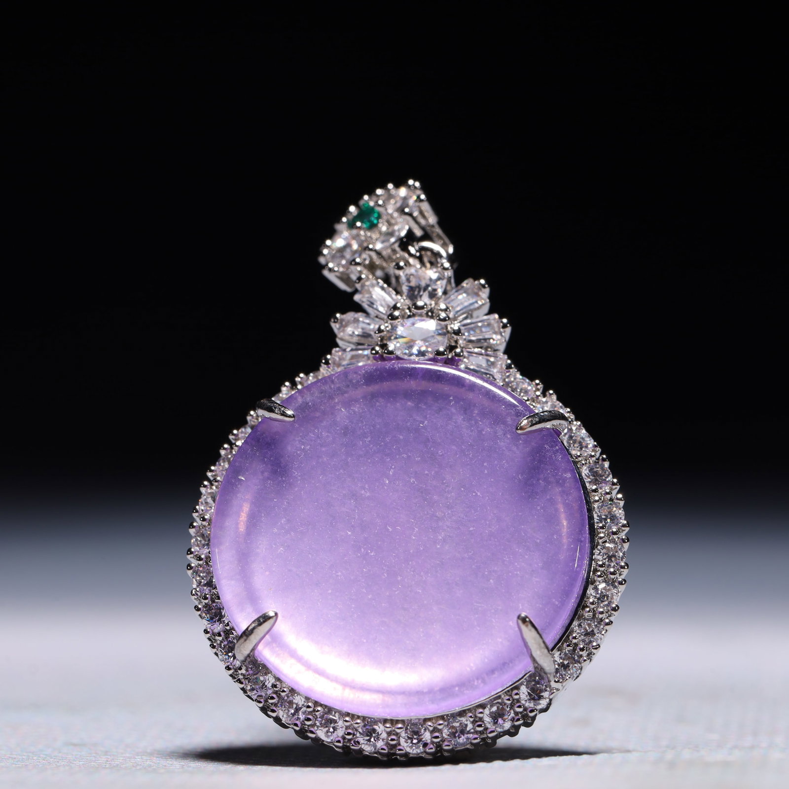 An Exquisite Pendant,Inlaid Gems: An Exquisite Pendant,Inlaid Gems,Size:1.2inx0.3inx1.6in,Weight:12.4g 一个精美的吊坠,镶宝石