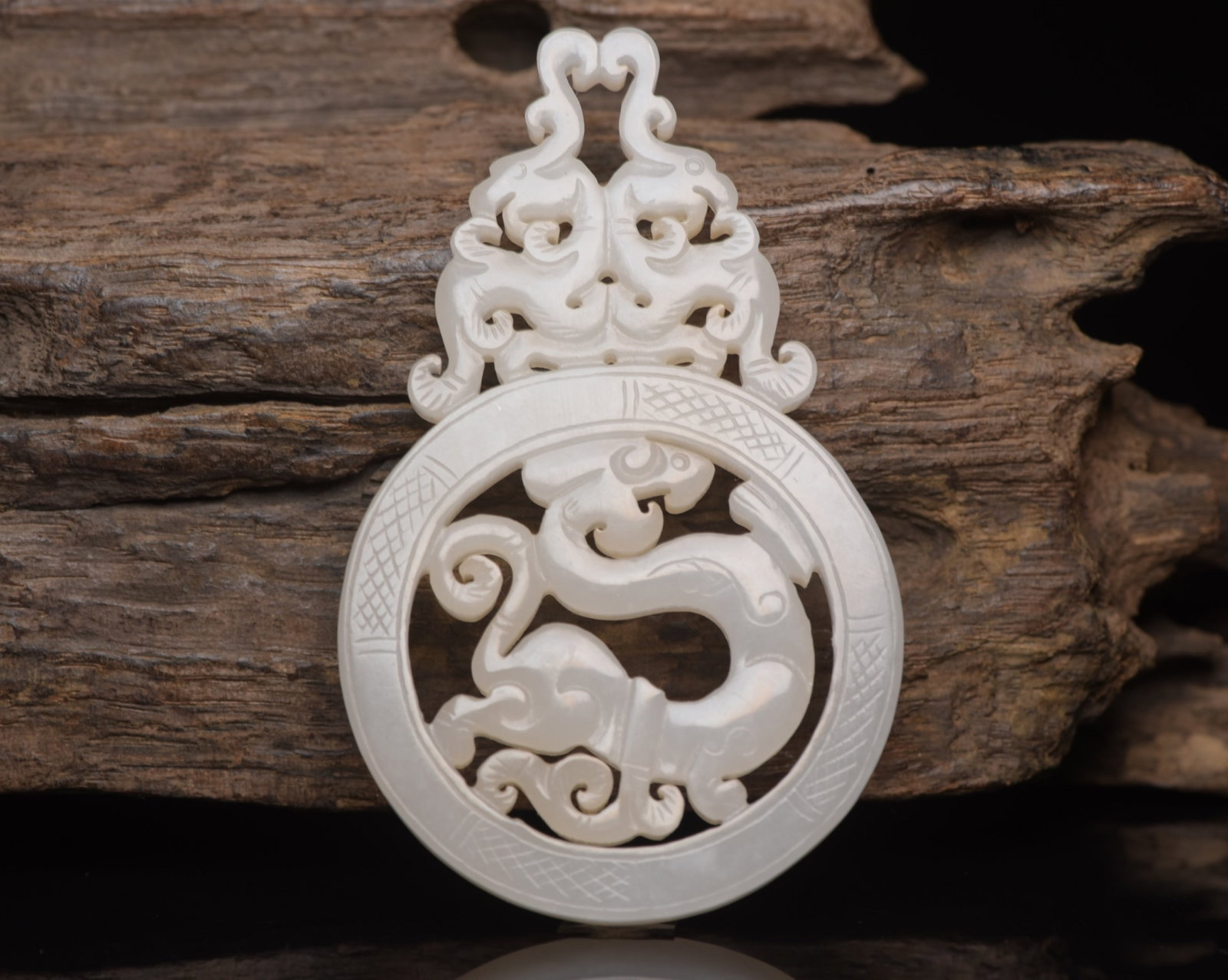 An Exquisite White Jade Dragon and Phoenix Pattern Pendant: An Exquisite White Jade Dragon and Phoenix Pattern Pendant,Qing Dynasty,China,Size:3inx1.9inx0.2in,Weight:32g 白玉龙凤纹牌,中国清代