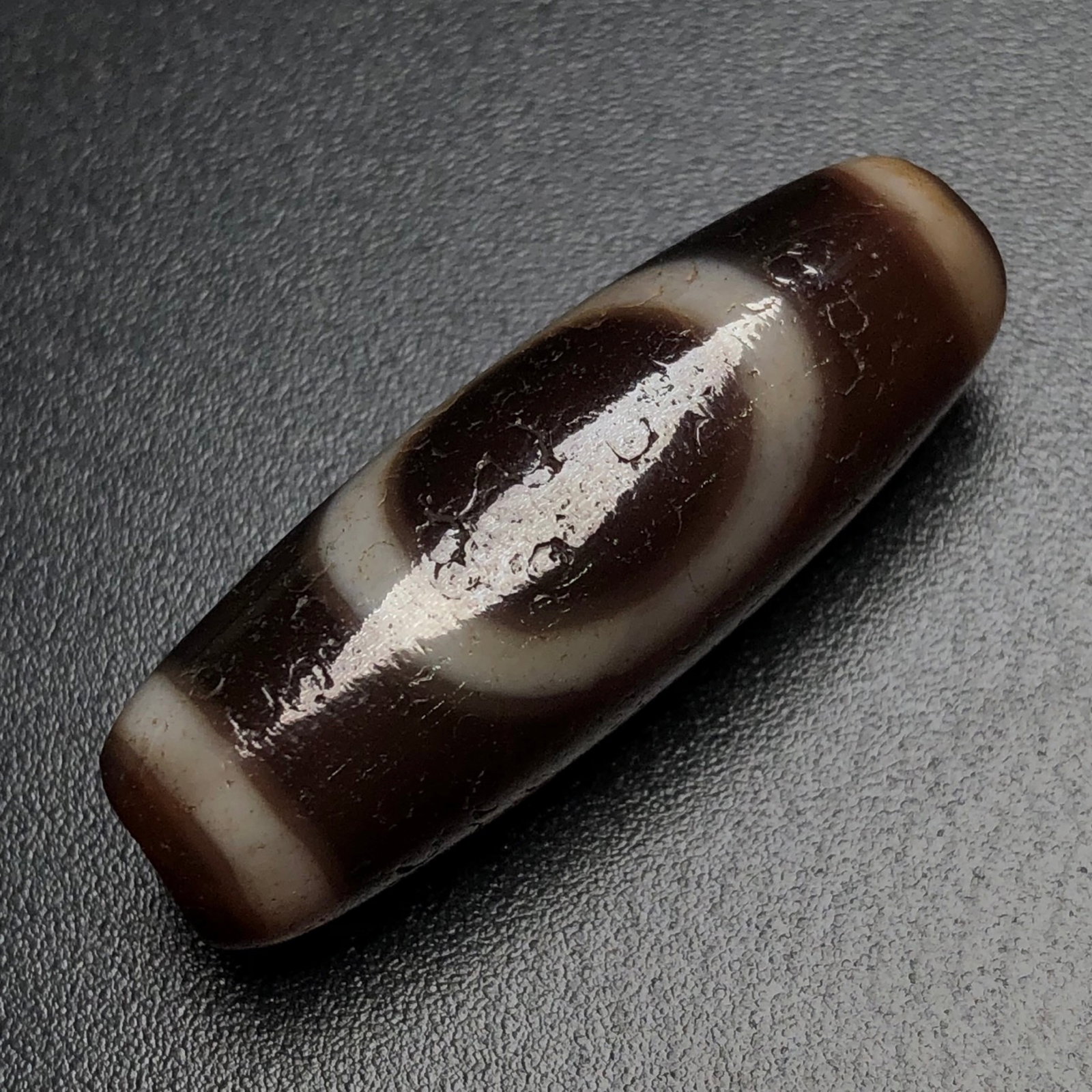 An Exquisite Dzi Bead Pendant: An Exquisite Dzi Bead Pendant,Size:1.4inx0.5in,Weight:7.8g 天珠挂件
