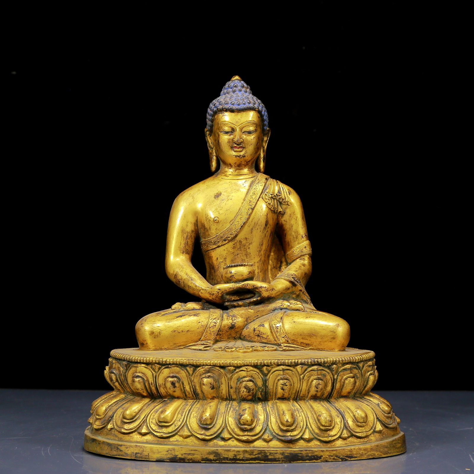 A Solemn Gilt Bronze Statue of Sakyamuni: A Solemn Gilt Bronze Statue of Sakyamuni,Ming Dynasty, China,Size:8.3inx6.3inx10.6in,Weight:4620g 铜鎏金释迦摩尼像，明代