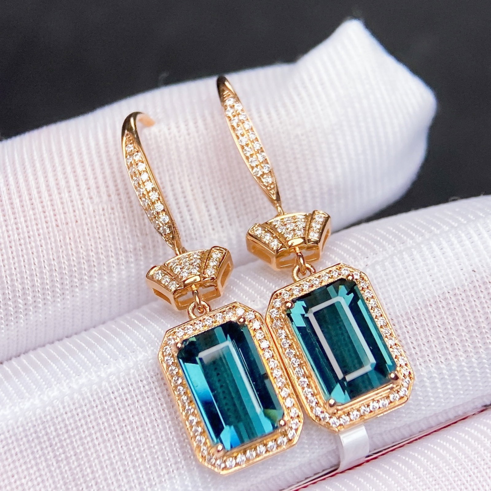 A Pair of 5.53Ctw Natural Tourmaline Earrings: A Pair of 5.53Ctw Natural Tourmaline Earrings,Size:0.4inx0.2in 一对5.53Ctw天然碧玺耳环