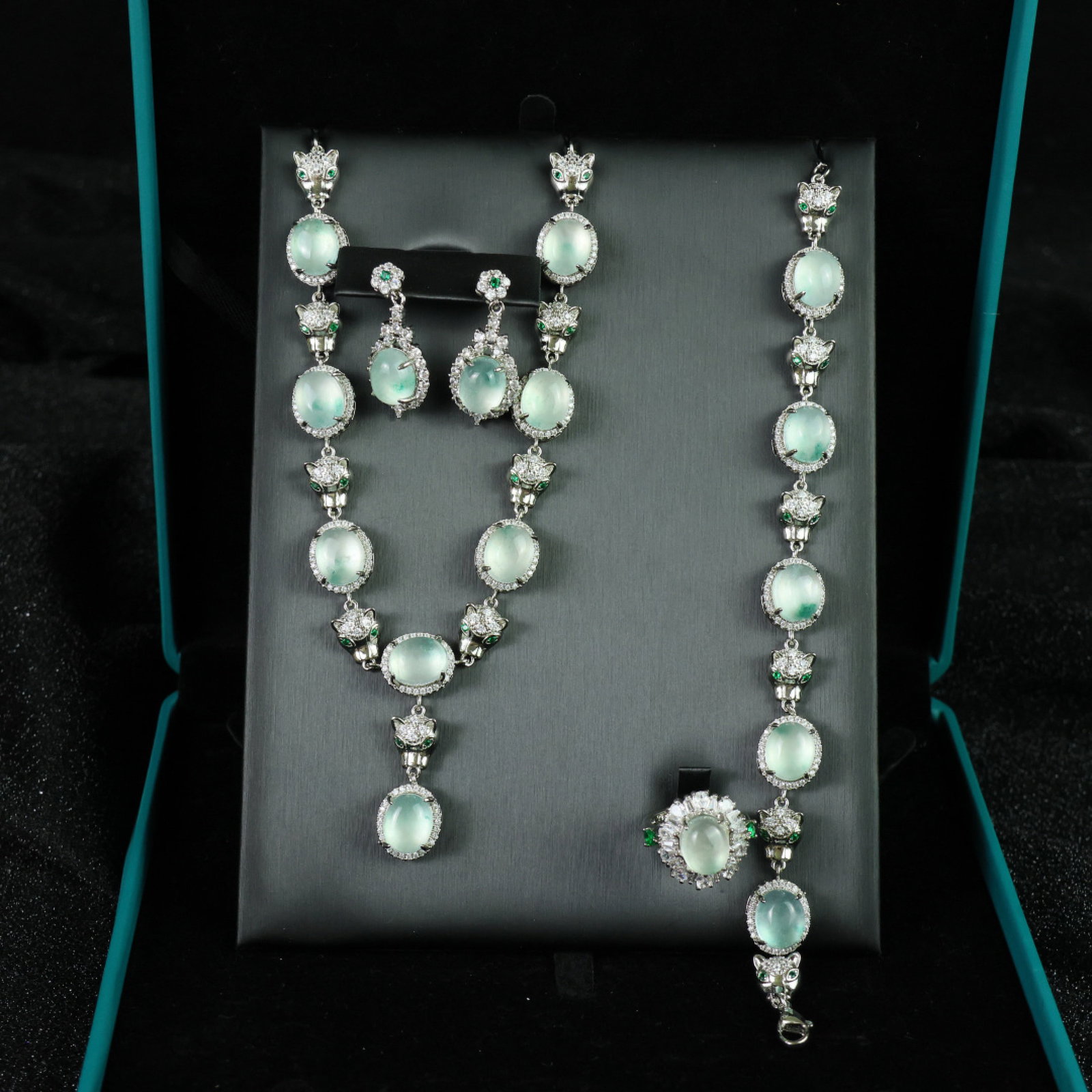 A Set of Fine Jewelry: A Set of Fine Jewelry 一套精美的首饰