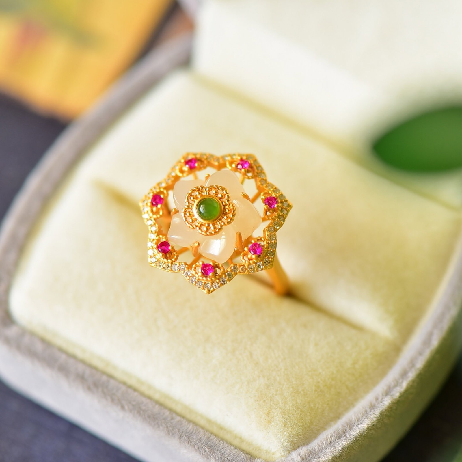 An Exquisite Sterling Silver-Gold Plated Inlaid White Jade Ring,Inlaid Diamond: An Exquisite Sterling Silver-Gold Plated Inlaid White Jade Ring,Inlaid Diamond,Size:0.9inx0.9in 纯银镀金镶白玉戒指,嵌钻石