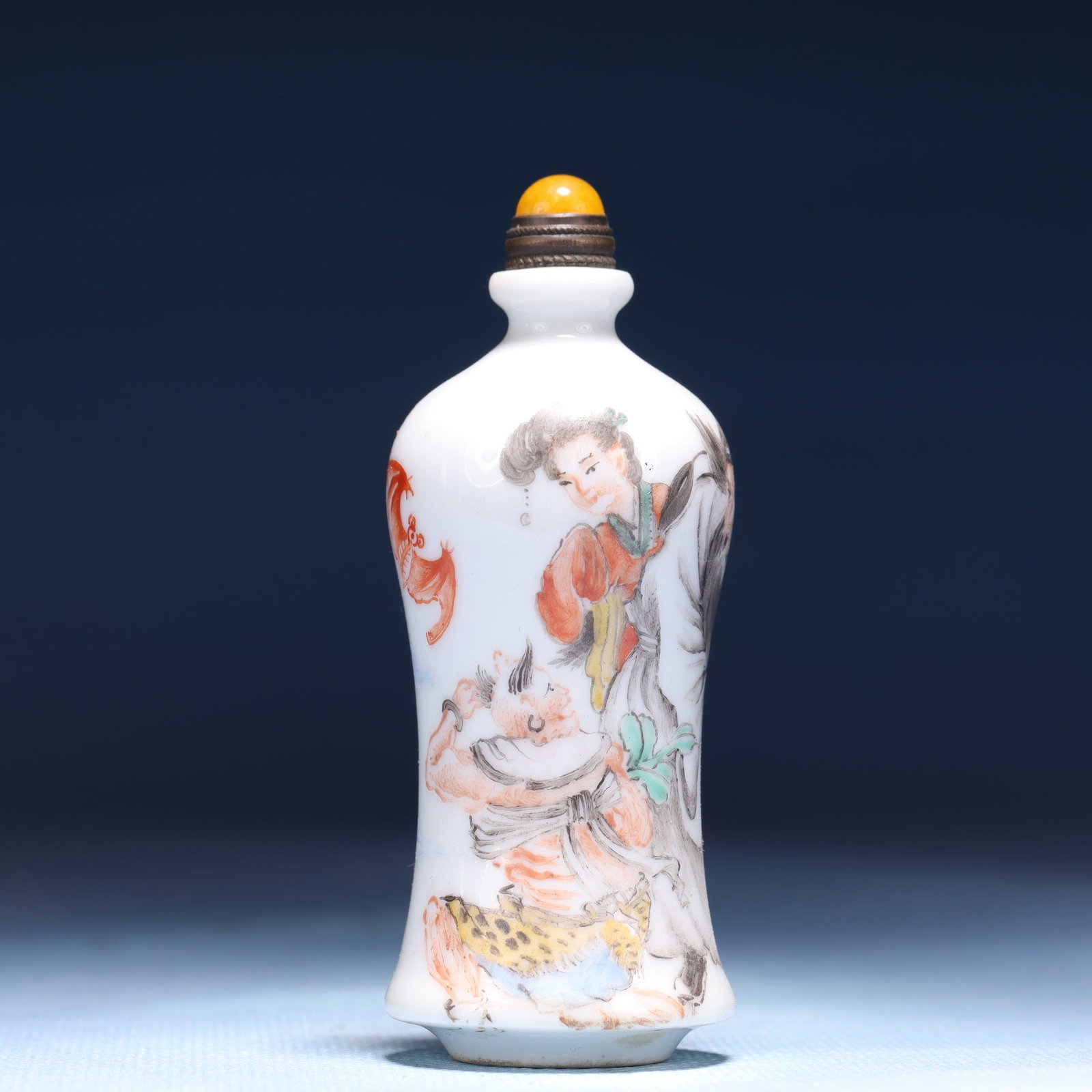An Exquisite Wucai Character and Story Pattern Snuff Bottle: An Exquisite Wucai Character and Story Pattern Snuff Bottle,Qing Dynasty,China,Size:1.2inx3.1in,Weight:43g 五彩人物故事纹鼻烟壶,中