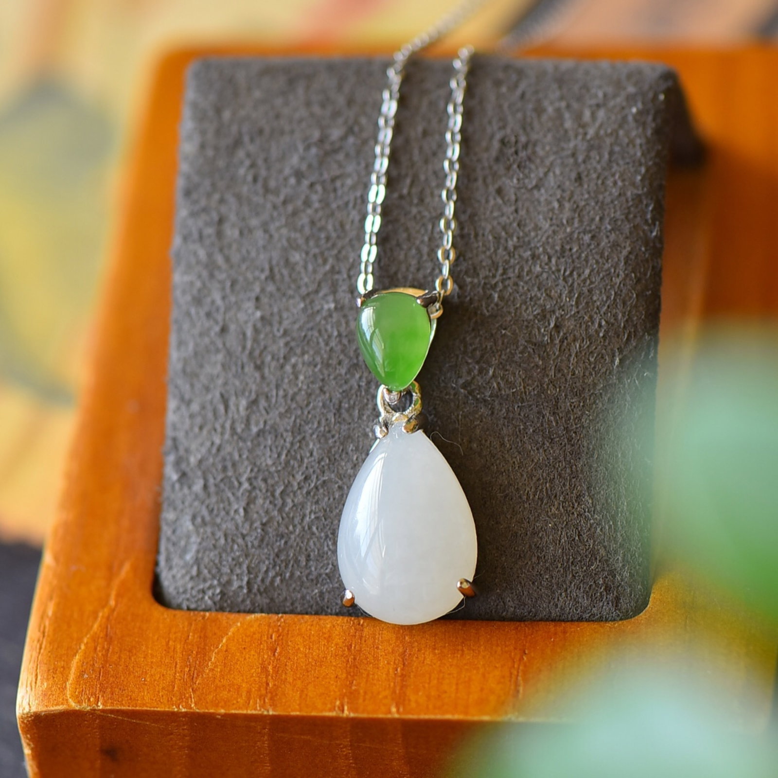 An Exquisite Sterling Silver Inlaid White Jade Necklace,Inlaid Jasper: An Exquisite Sterling Silver Inlaid White Jade Necklace,Inlaid Jasper,Size:0.4inx0.9in 纯银镶白玉项链,嵌碧玉