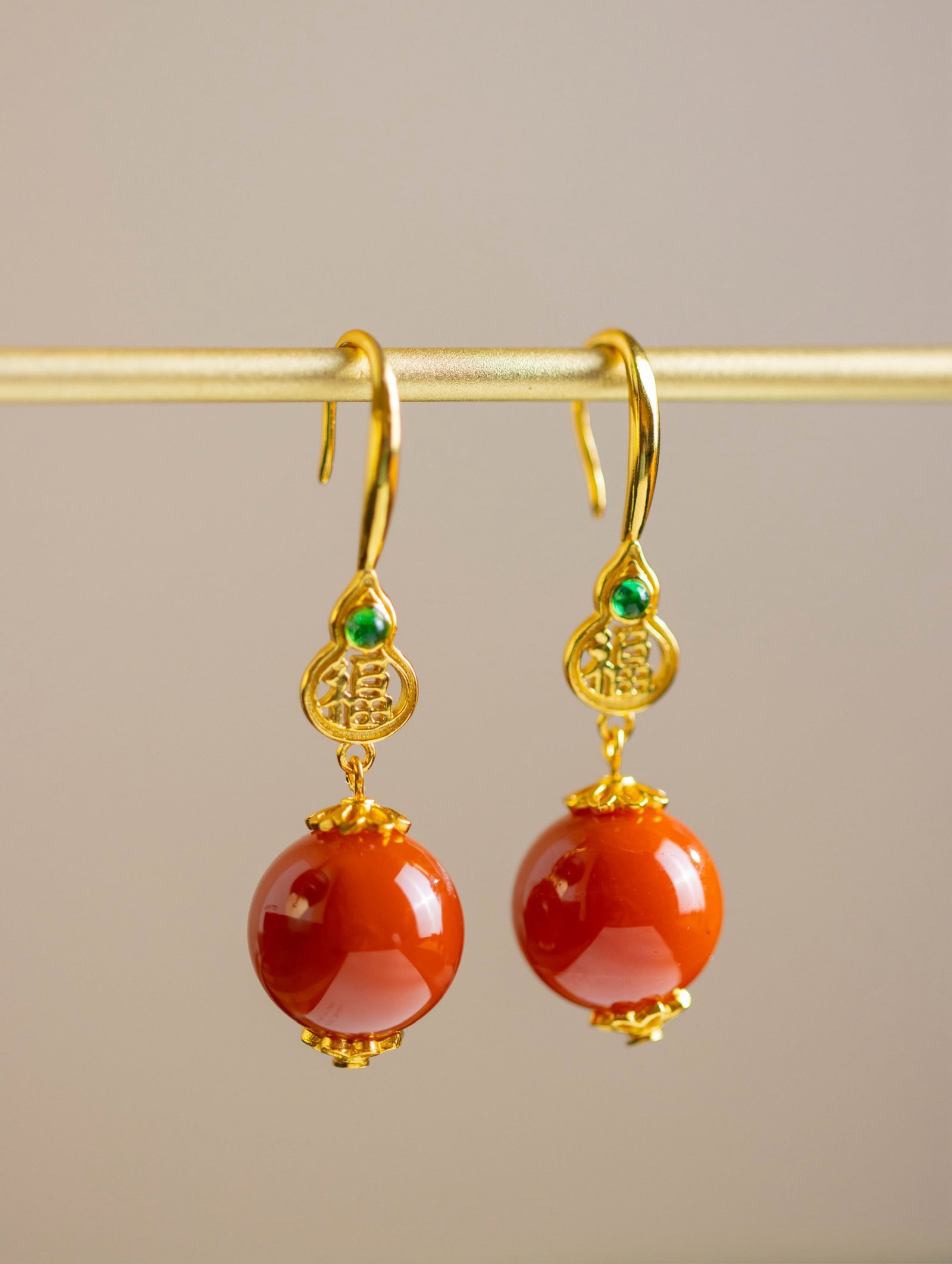 A Pair of Exquisite Sterling Silver-Gold Plated Inlaid Agate Earrings: A Pair of Exquisite Sterling Silver-Gold Plated Inlaid Agate Earrings 一对纯银镀金镶玛瑙耳环