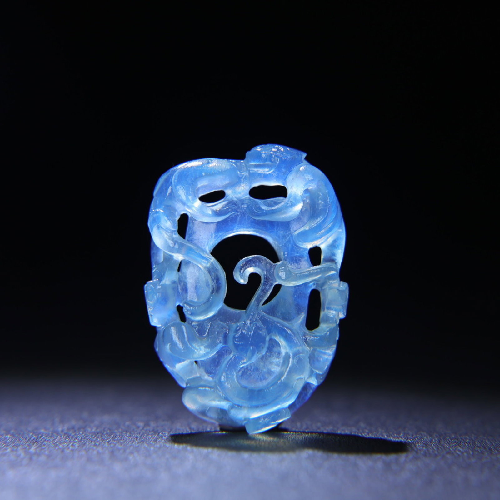 An Exquisite Aquamarine Chi-Dragon Pattern Pendant: An Exquisite Aquamarine Chi-Dragon Pattern Pendant,Size:1.9inx1.3inx0.6in,Weight:23g 海蓝宝螭龙纹佩