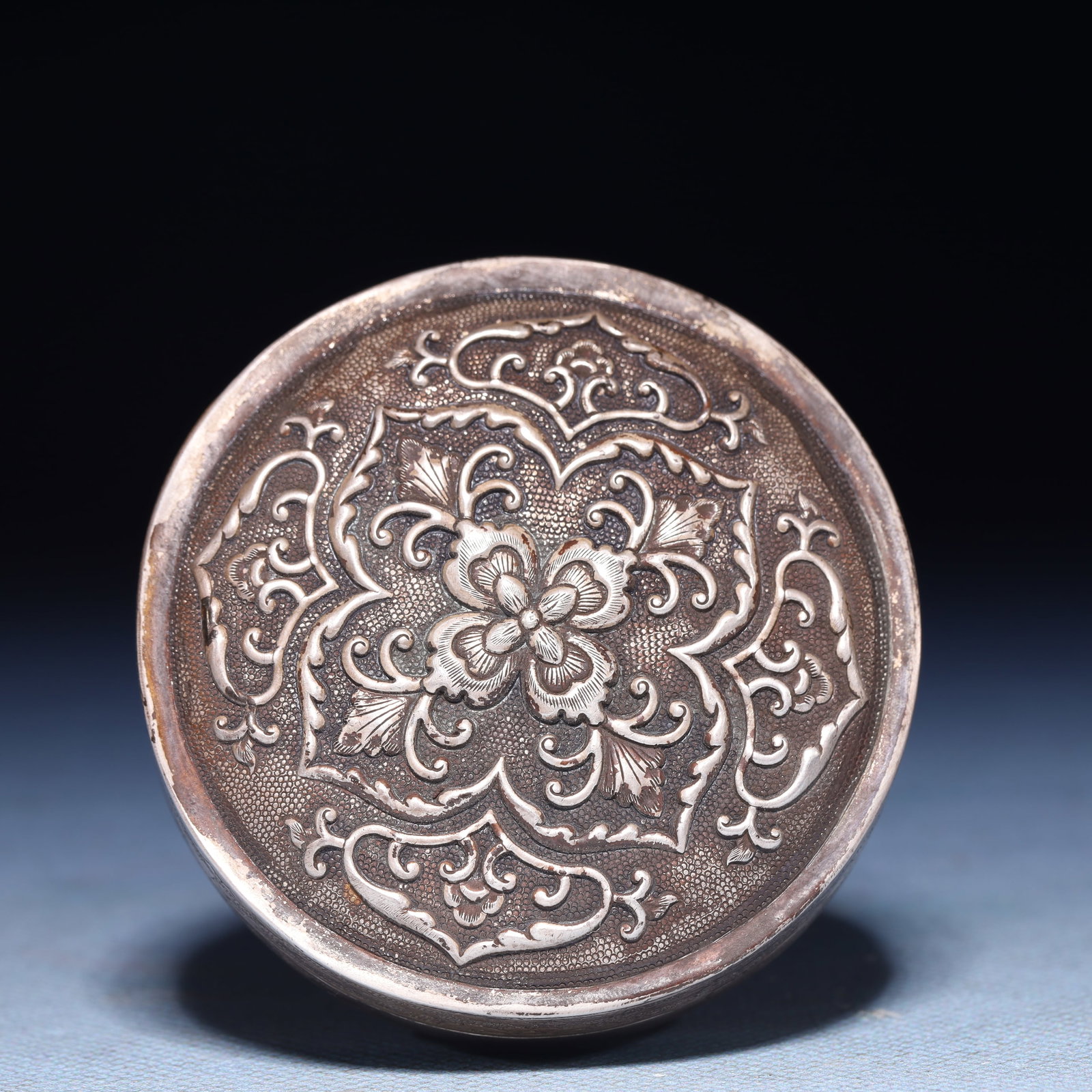An Exquisite Silver Flower and Pattern Box: An Exquisite Silver Flower and Deer Pattern Box,Qing Dynasty,China,Size:2.6inx1.2in,Weight:77.3g 银花卉鹿纹盒,中国清代