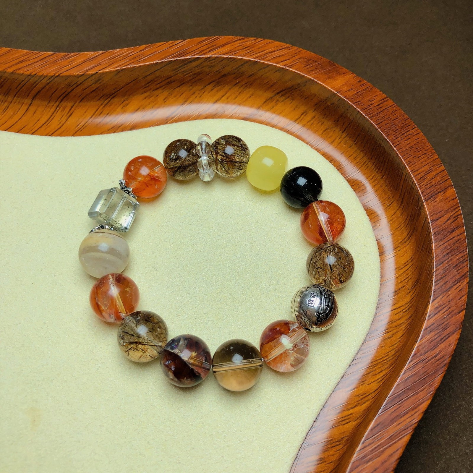 An Exquisite Crystal Bracelet: An Exquisite Crystal Bracelet,Size:0.5in,0.4inx0.4in,Weight:39.2g 水晶手串