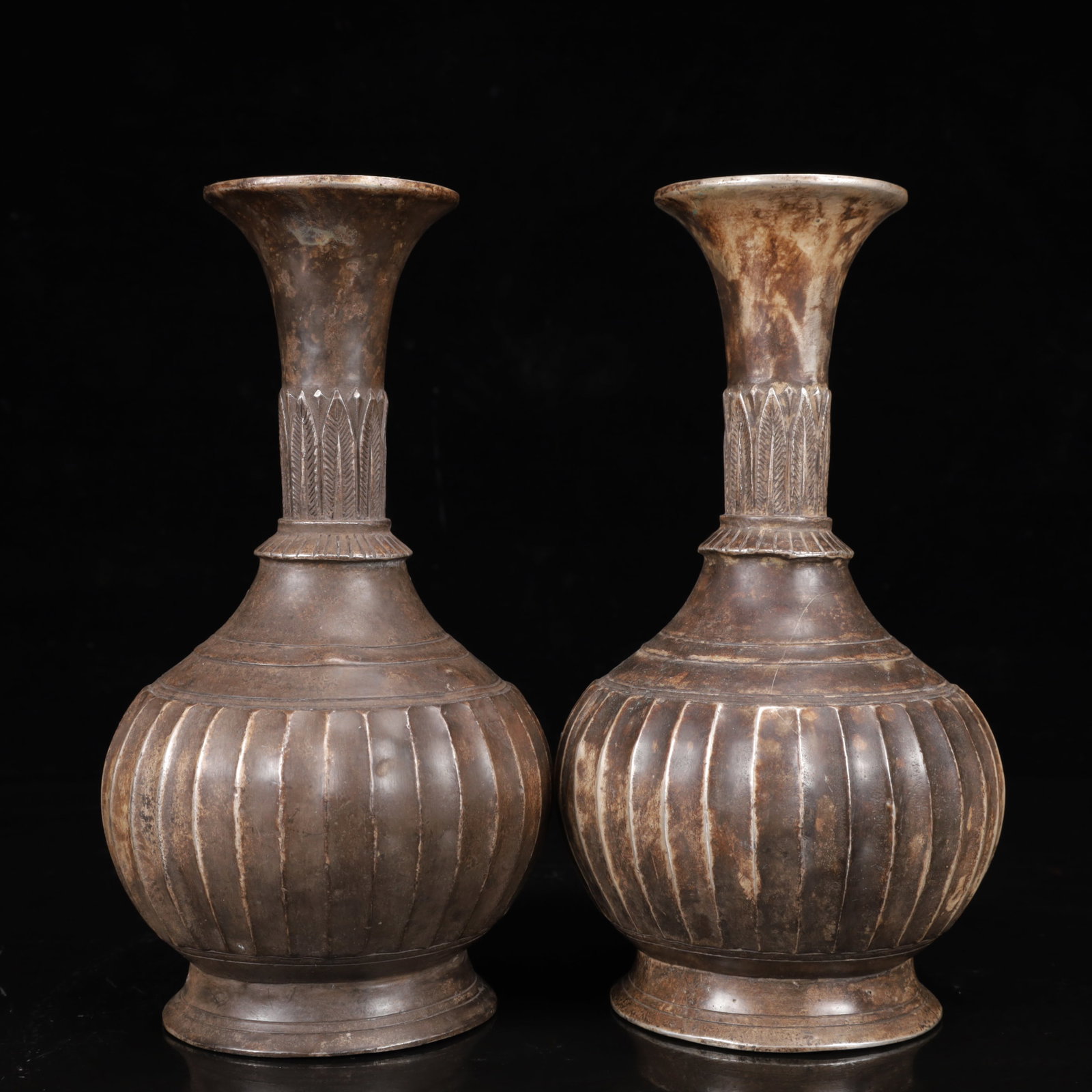 A Pair of Exquisite Silver-Plated Bronze Vases: A Pair of Exquisite Silver-Plated Bronze Vases,Qing Dynasty,China,Size:4.3inx9.1in,Weight:1650g 一对铜镀银瓶,中国清代