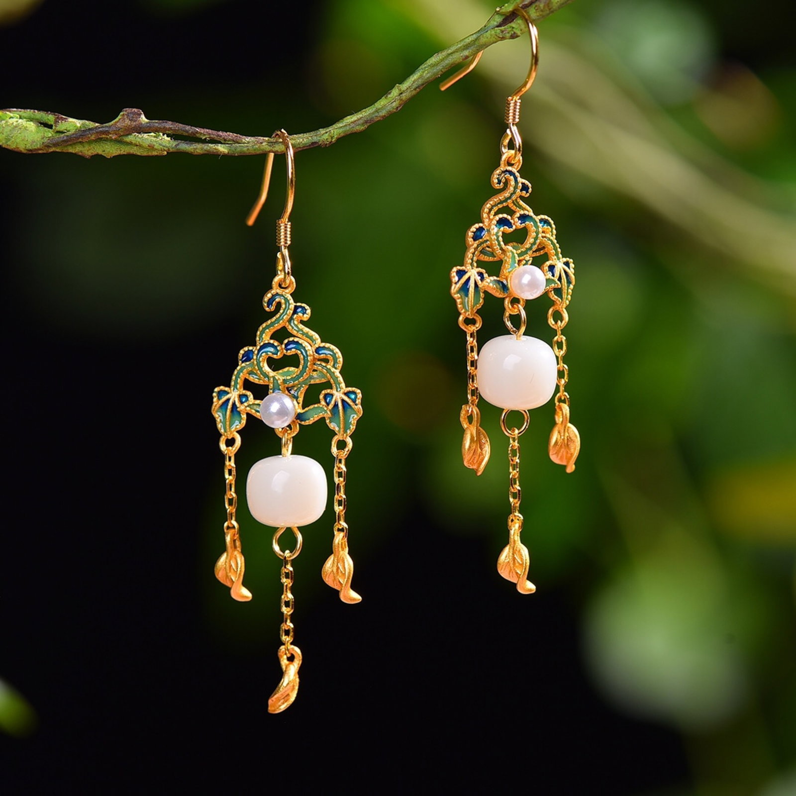 A Pair of Exquisite Sterling Silver-Gold Plated Inlaid White Jade Enamel Earrings, Inlaid Pearl: A Pair of Exquisite Sterling Silver-Gold Plated Inlaid White Jade Enamel Earrings, Inlaid Pearl,Size:0.3inx0.3in