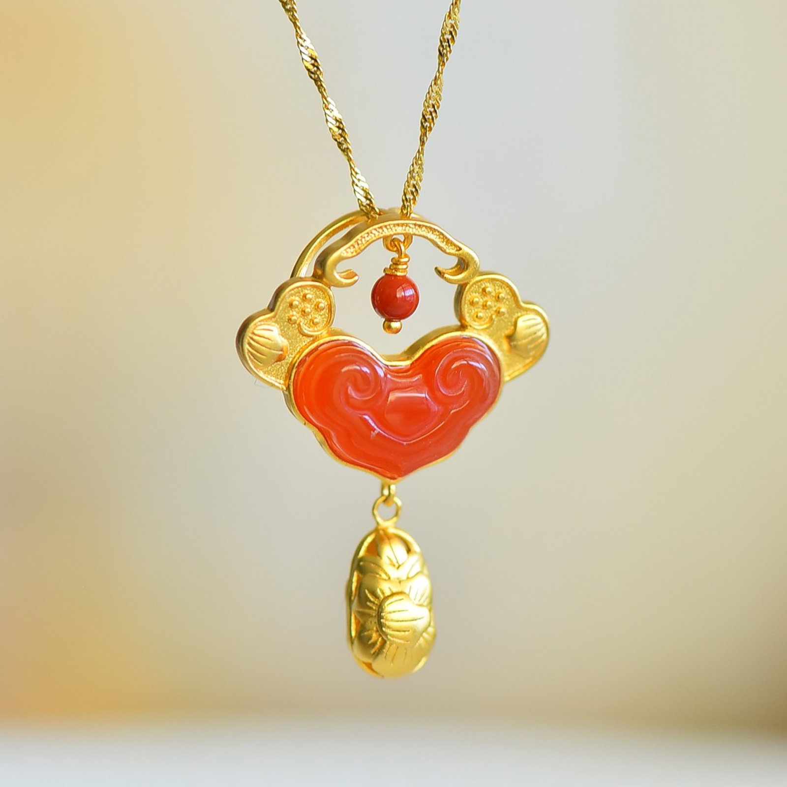 An Exquisite Sterling Silver-Gold Plated Inlaid Agate Pendant: An Exquisite Sterling Silver-Gold Plated Inlaid Agate Pendant,Size:0.4inx0.7in 寓意:吉祥如意,万事顺遂