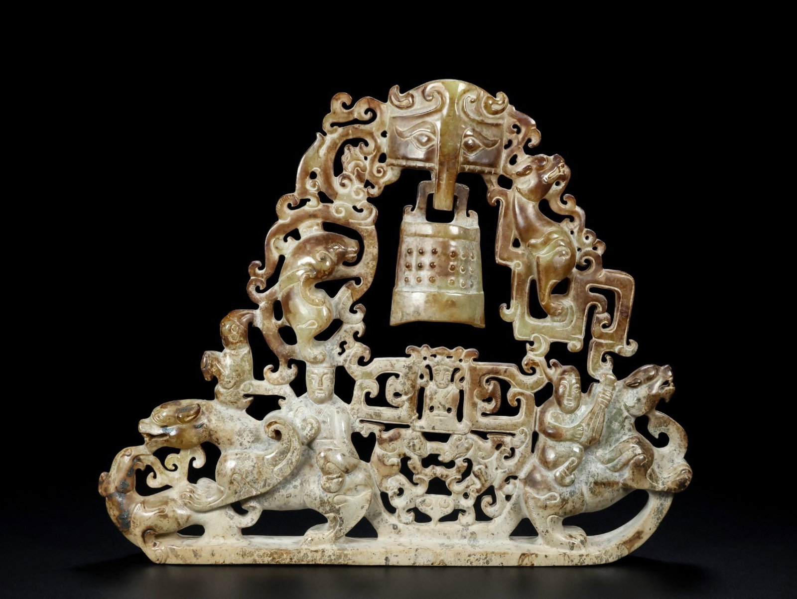An Exquisite White Jade Figure Pattern Chime: An Exquisite White Jade Figure Pattern Chime,Qing Dynasty,China,Size:9.2inx11.5inx1.2in,Weight:1496g 白玉人物纹编钟,中国清代