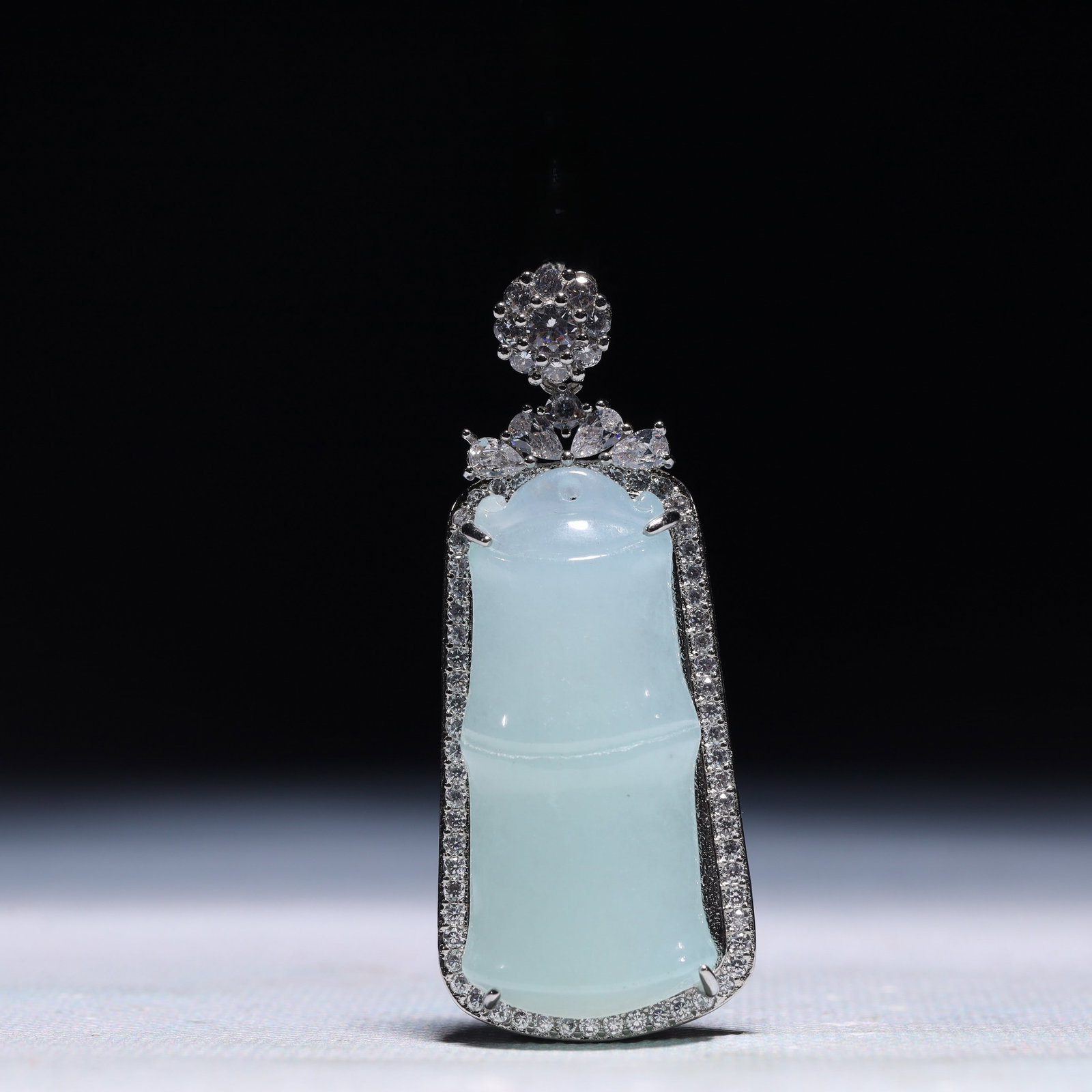 An Exquisite Bamboo Pattern Pendant,Inlaid Gems: An Exquisite Bamboo Pattern Pendant,Inlaid Gems,Size:0.8inx0.4inx2.4in,Weight:21.2g 一个精美的竹纹吊坠,镶宝石