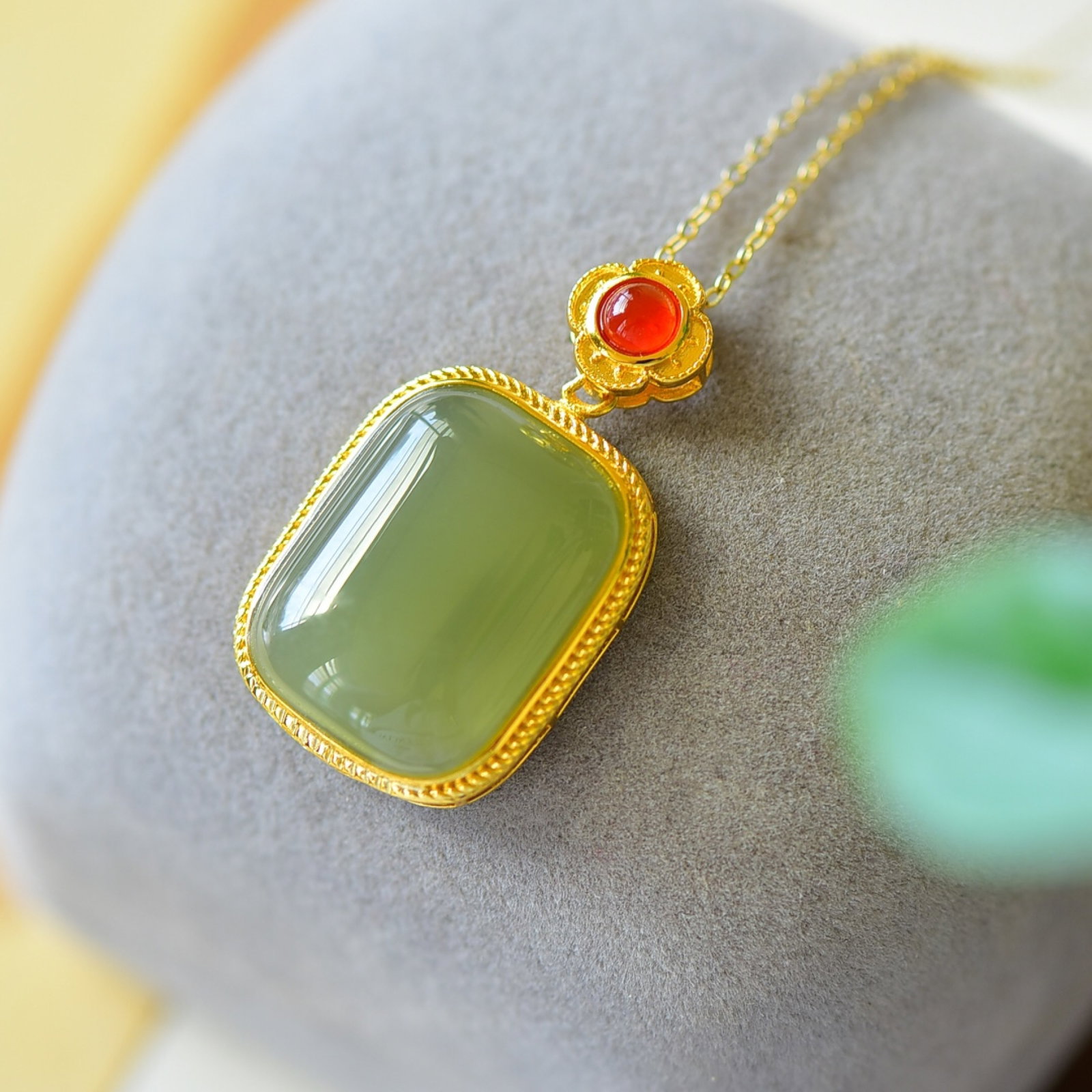 An Exquisite Sterling Silver-Gold Plated Inlaid Green Jade Necklace: An Exquisite Sterling Silver-Gold Plated Inlaid Green Jade Necklace,Size:0.7inx1.3in 纯银镀金镶青玉项链