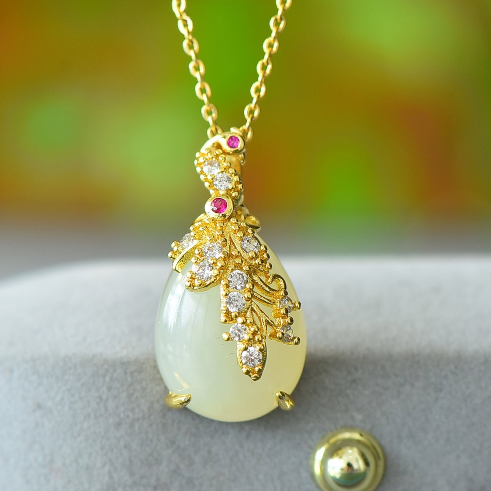 An Exquisite Bronze-Gold Plated Inlaid White Jade Necklace,Inlaid Diamond: An Exquisite Bronze-Gold Plated Inlaid White Jade Necklace,Inlaid Diamond,Size:0.5inx0.7in 铜镀金镶白玉项链,嵌钻石