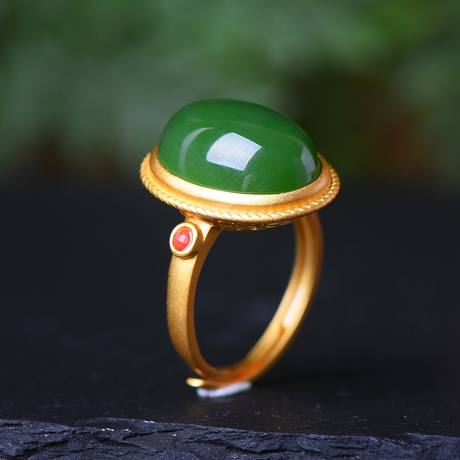 An Exquisite Sterling Silver-Gold Plated Inlaid Jasper Ring: An Exquisite Sterling Silver-Gold Plated Inlaid Jasper Ring,Size:0.5inx0.6in 纯银镀金镶碧玉戒指