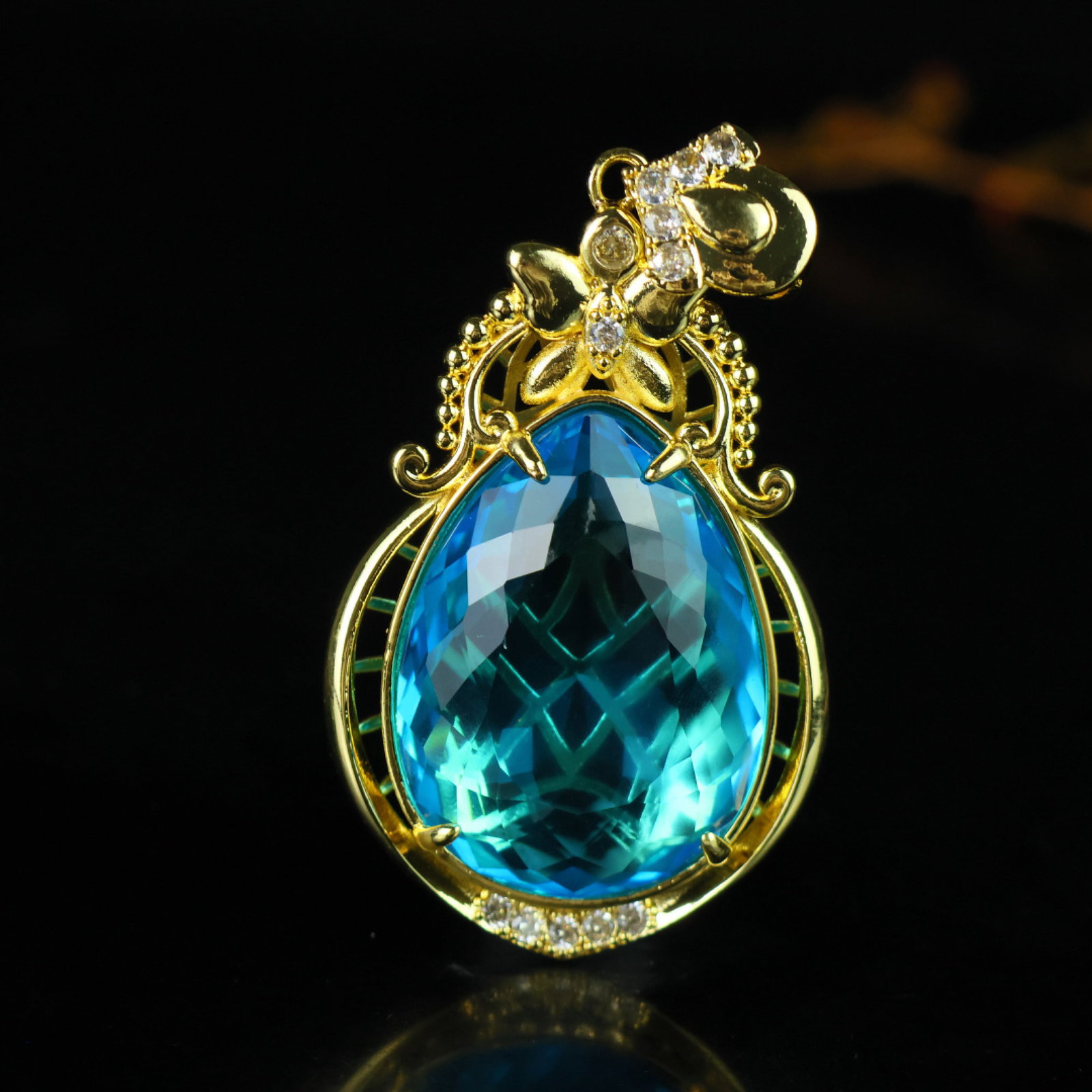 An Exquisite Pendant: An Exquisite Pendant,Size:1.7inx1.1inx0.6in 一个精美的吊坠