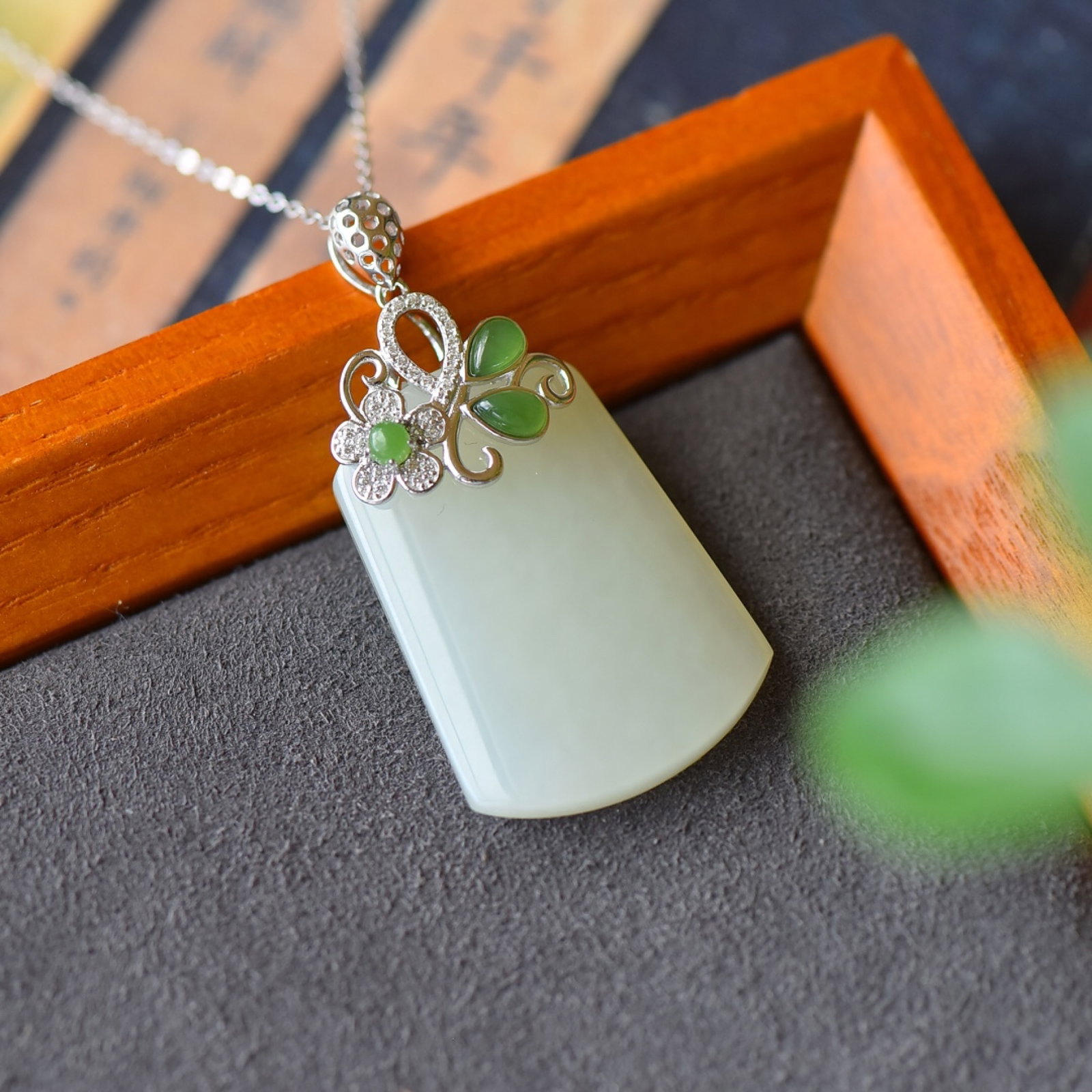 An Exquisite Sterling Silver Inlaid White Jade Necklace,Inlaid Diamond: An Exquisite Sterling Silver Inlaid White Jade Necklace,Inlaid Diamond,Size:1inx2in 纯银镶白玉项链,嵌钻石