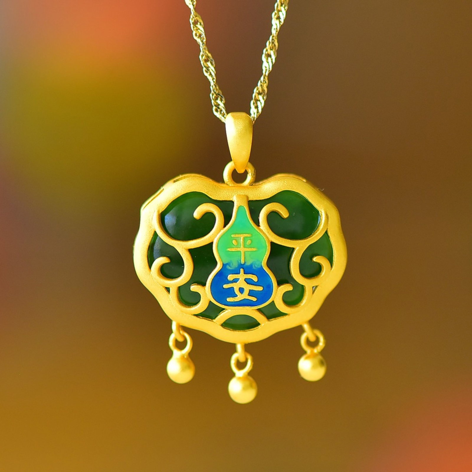 An Exquisite Sterling Silver-Gold Plated Inlaid Sapphire Pendant: An Exquisite Sterling Silver-Gold Plated Inlaid Sapphire Pendant 纯银镀金镶青玉吊坠